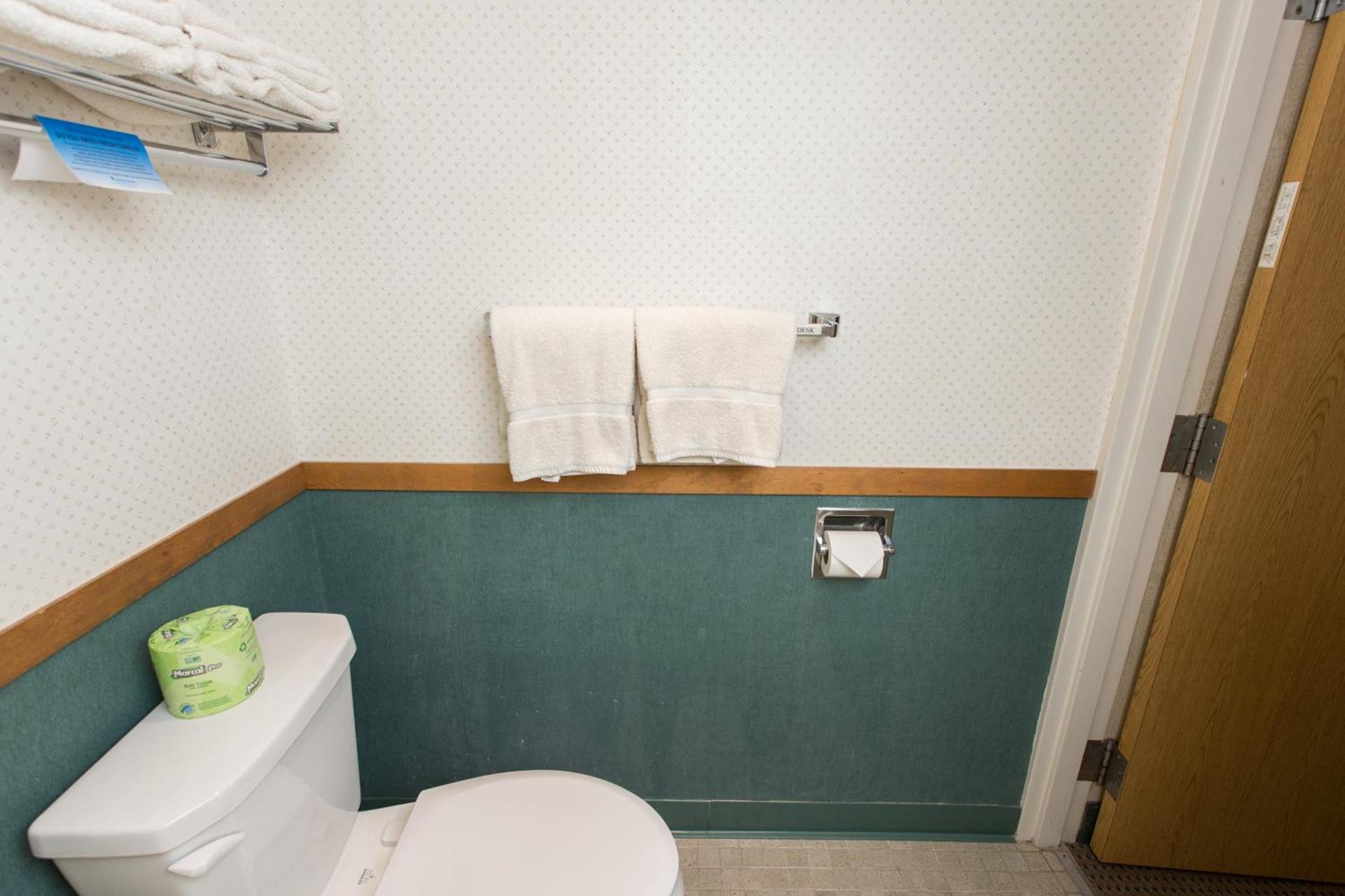 Commodores Inn photo 52