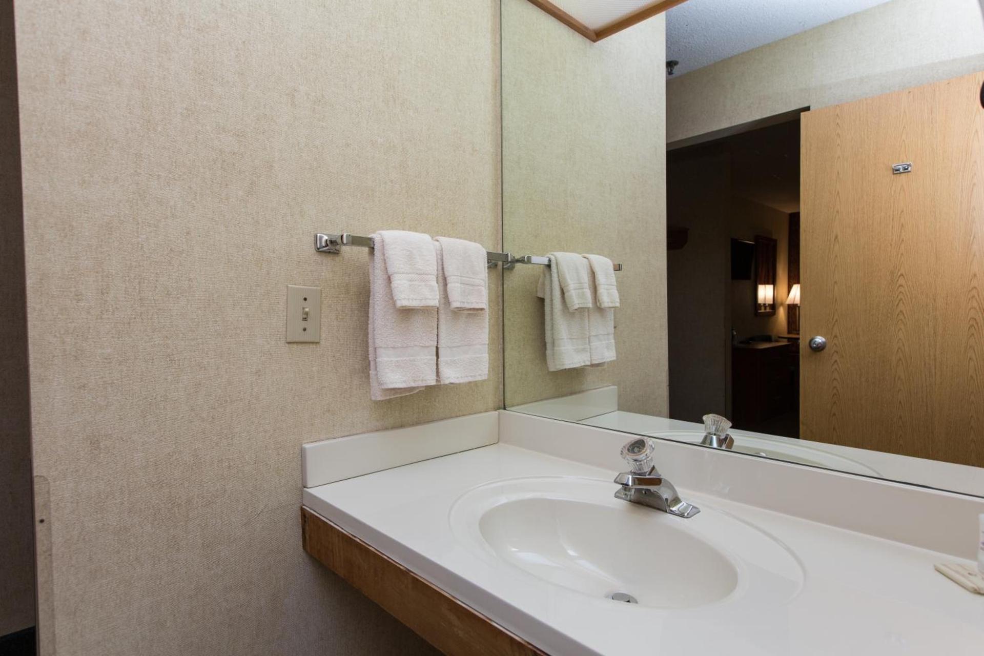 Commodores Inn photo 58