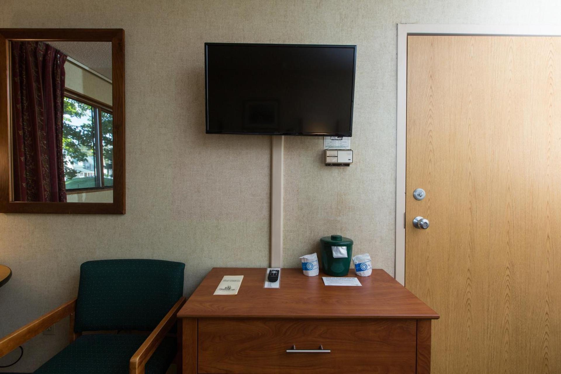 Commodores Inn photo 61