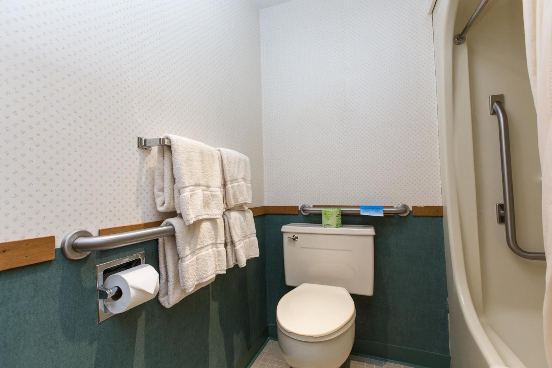 Commodores Inn photo 16