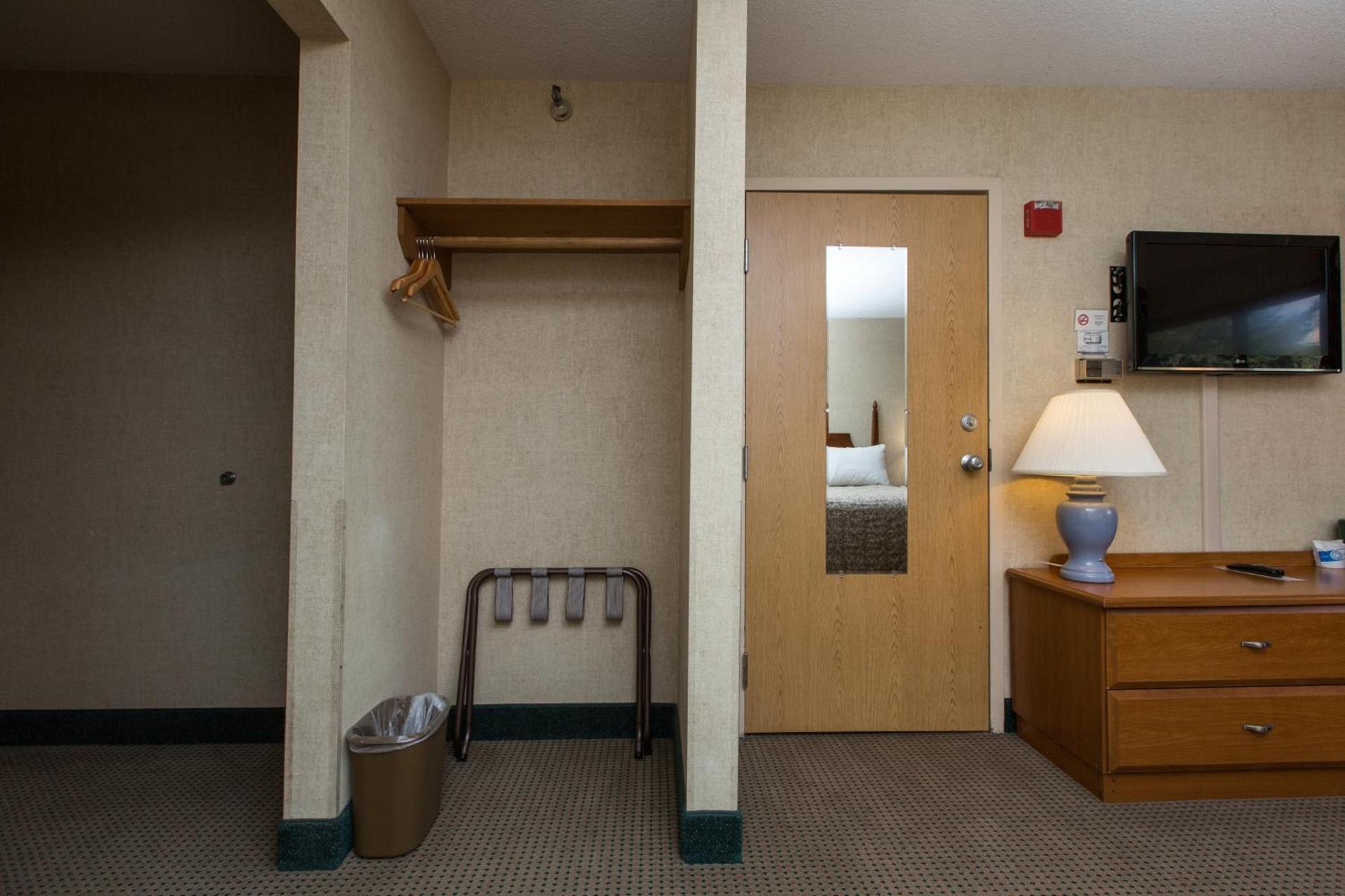 Commodores Inn photo 26