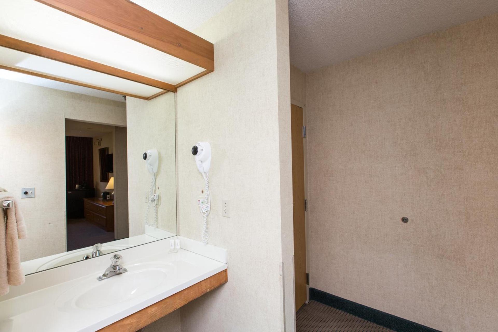 Commodores Inn photo 29