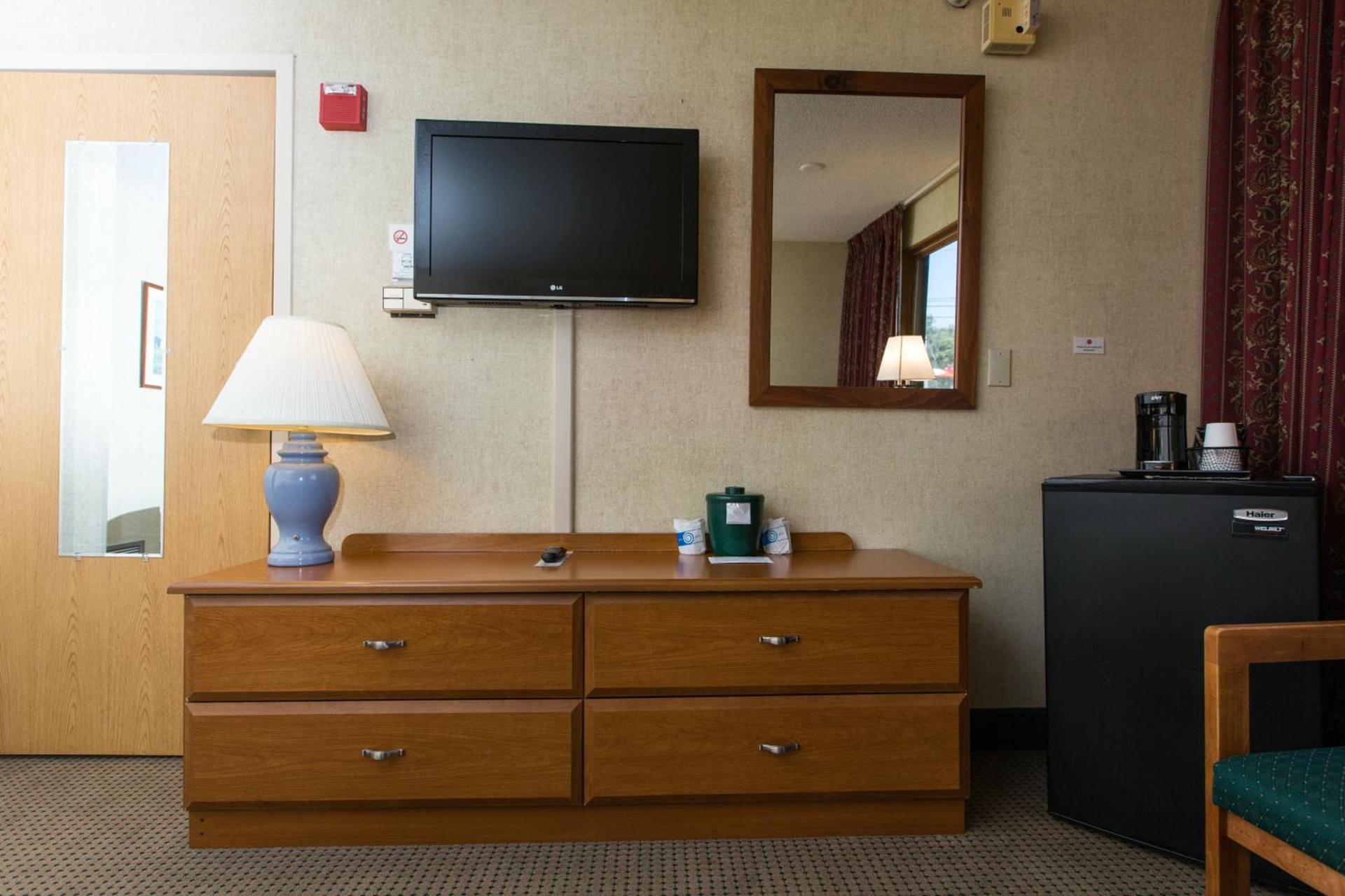 Commodores Inn photo 35