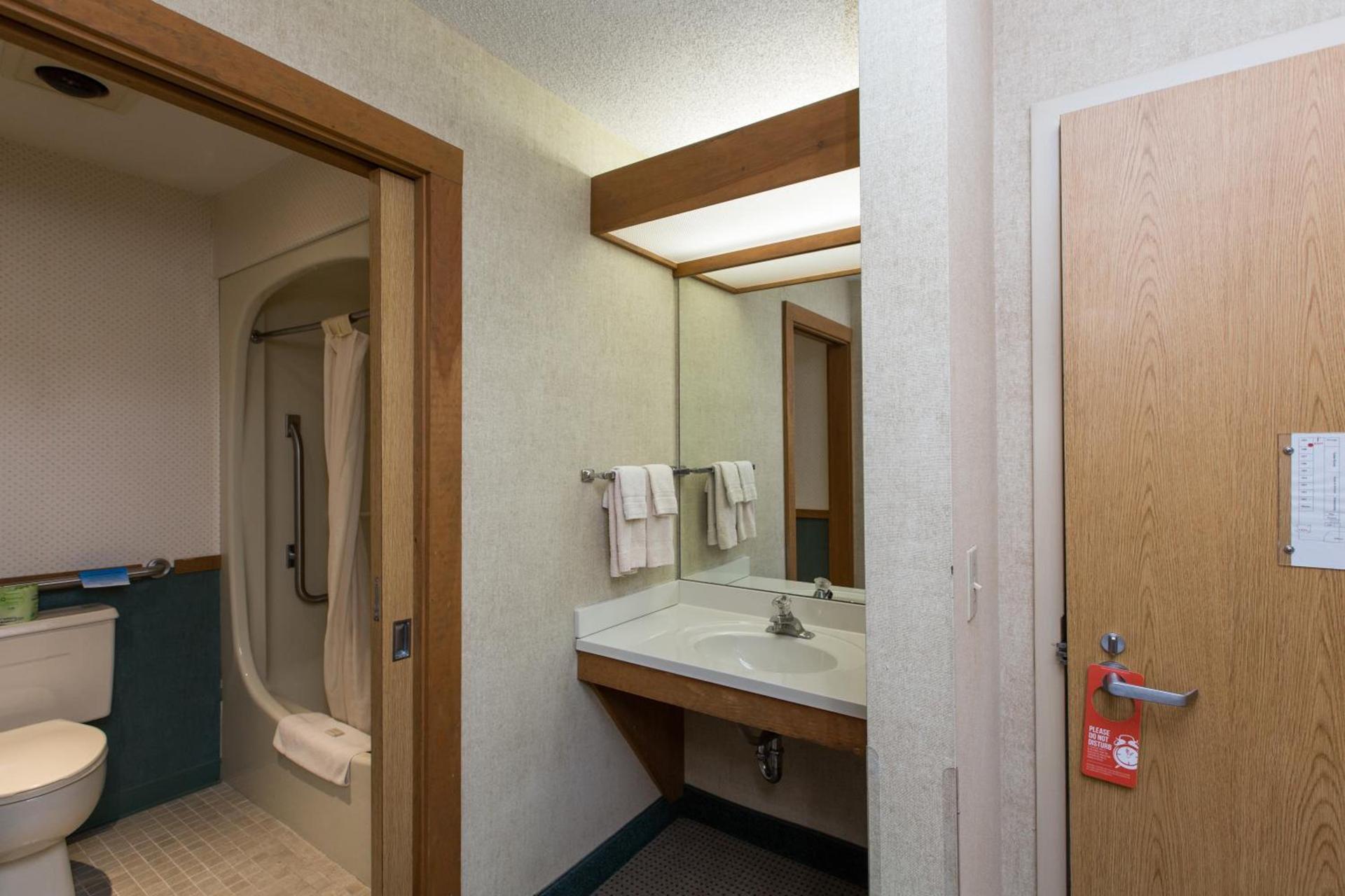 Commodores Inn photo 38