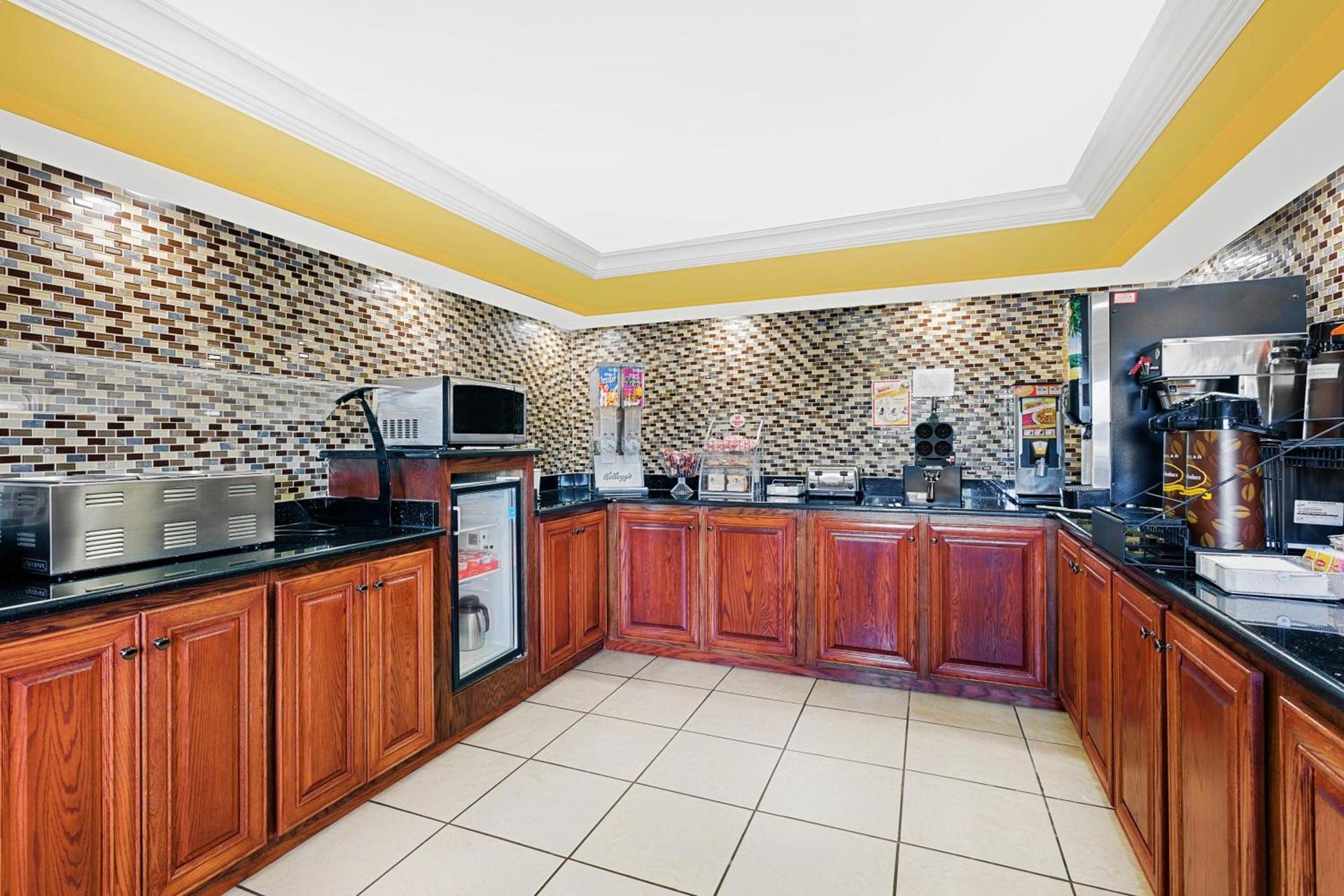 Super 8 by Wyndham Byron/South Macon photo 16