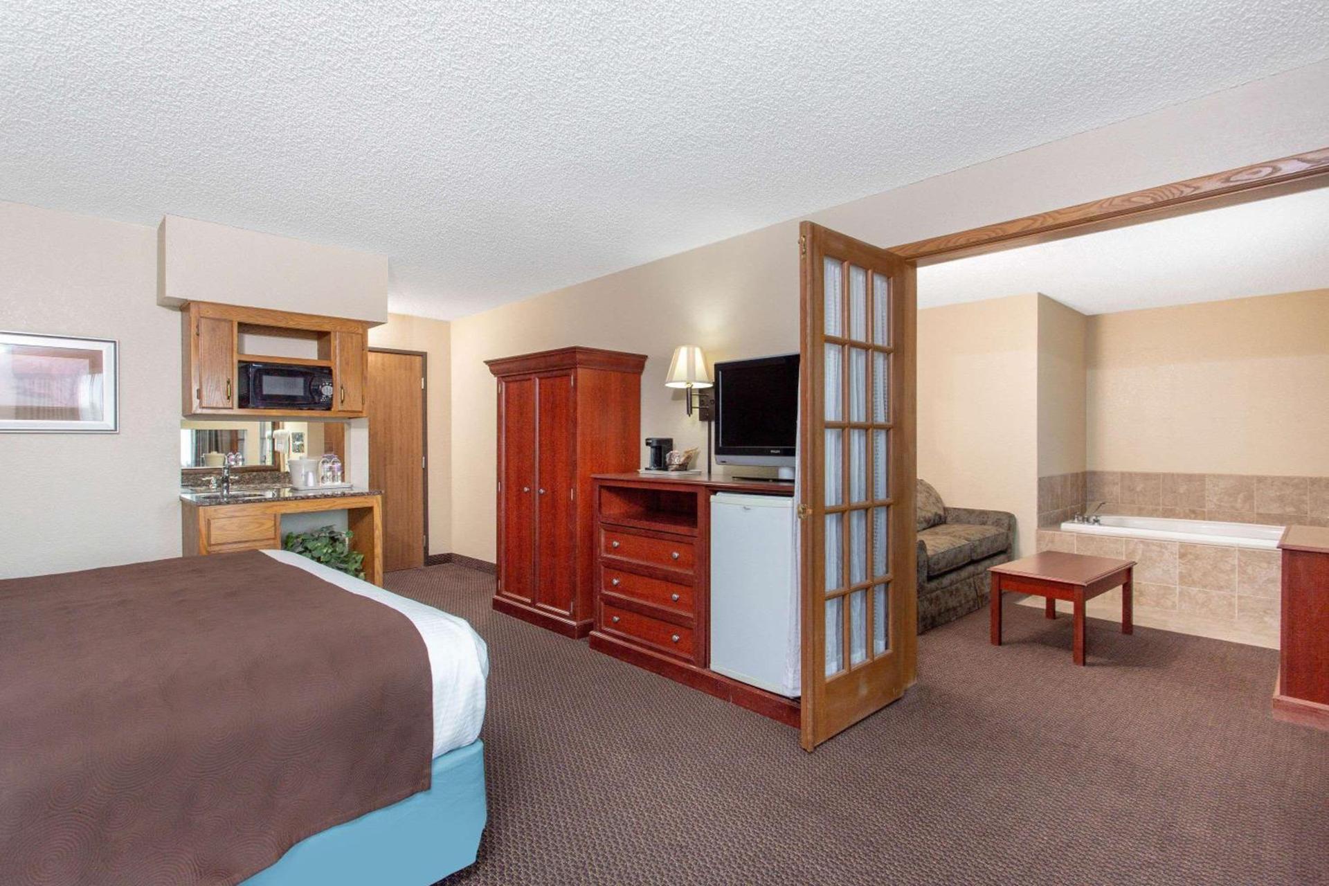 AmericInn by Wyndham Chippewa Falls photo 5