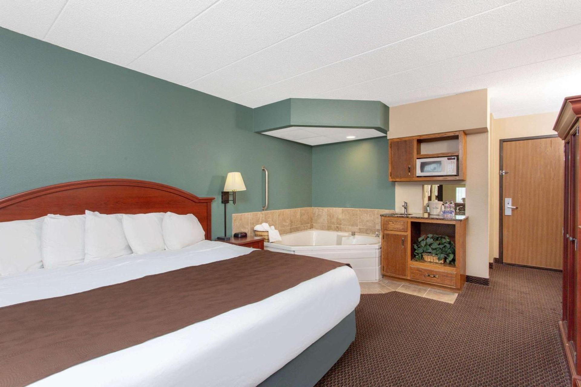 AmericInn by Wyndham Chippewa Falls photo 3