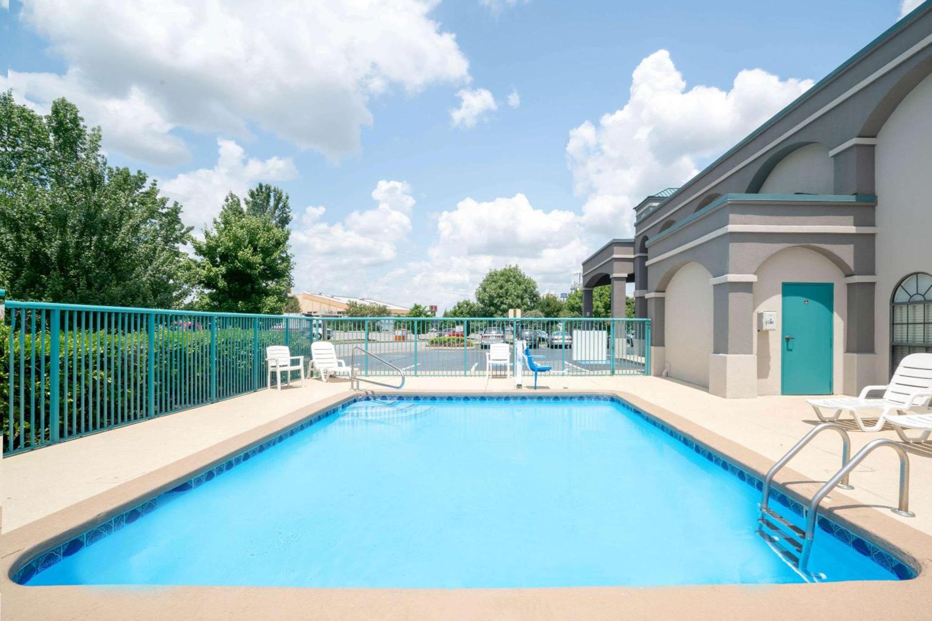 Super 8 by Wyndham Murfreesboro photo 5