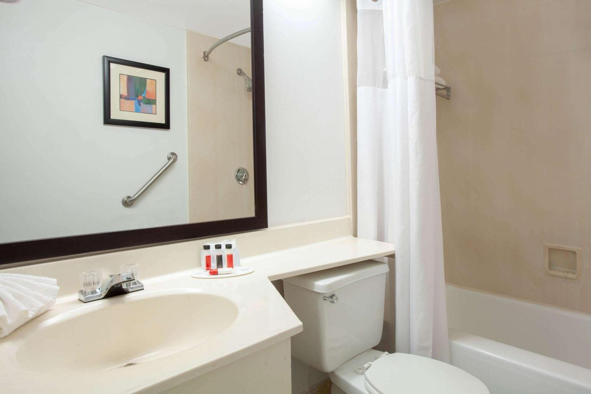 Ramada by Wyndham Davenport Orlando South photo 42