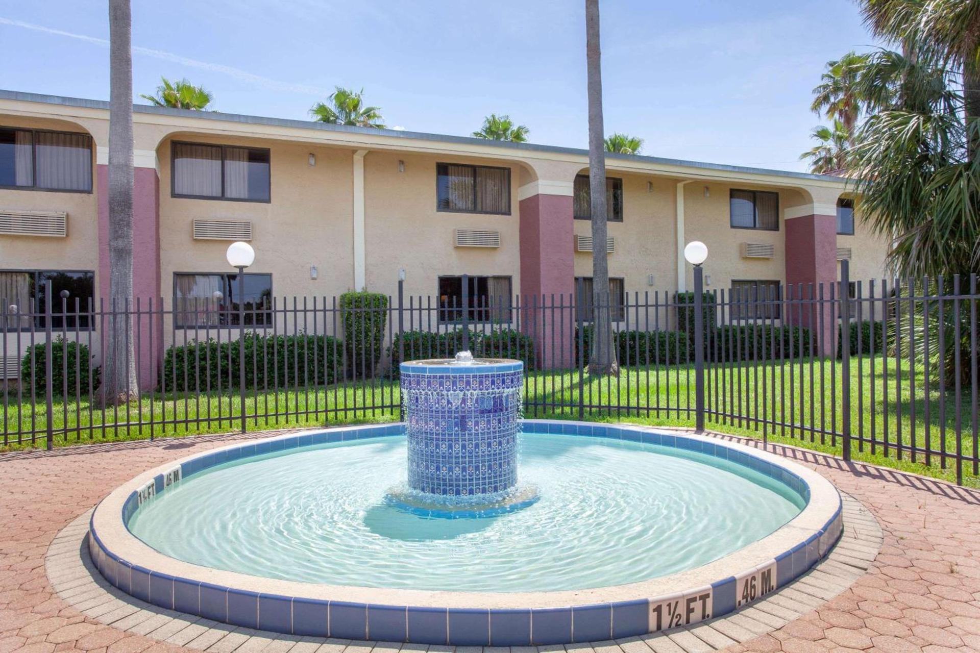 Ramada by Wyndham Davenport Orlando South photo 2