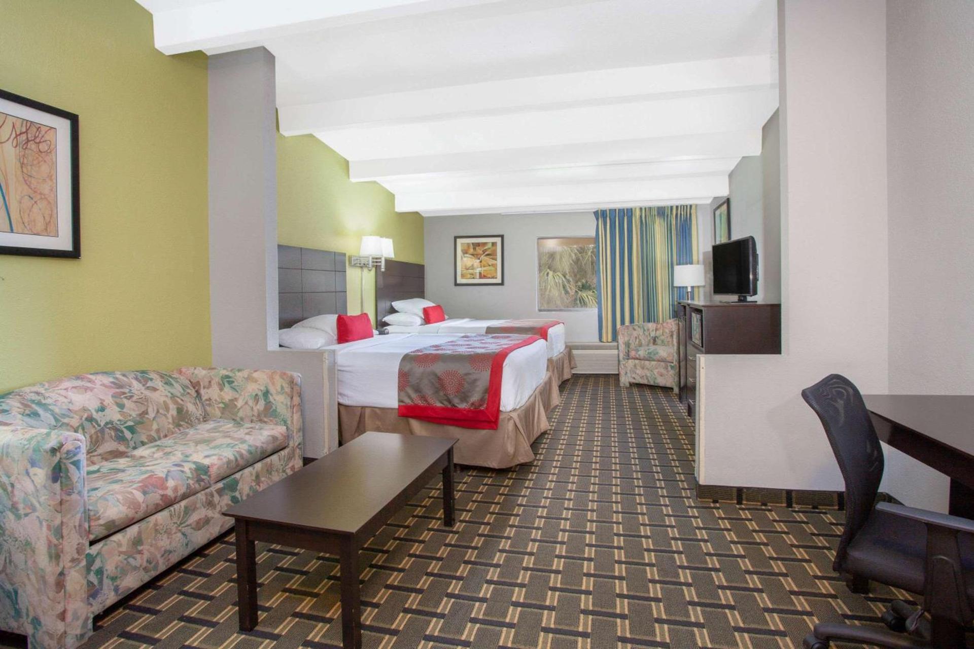 Ramada by Wyndham Davenport Orlando South photo 37