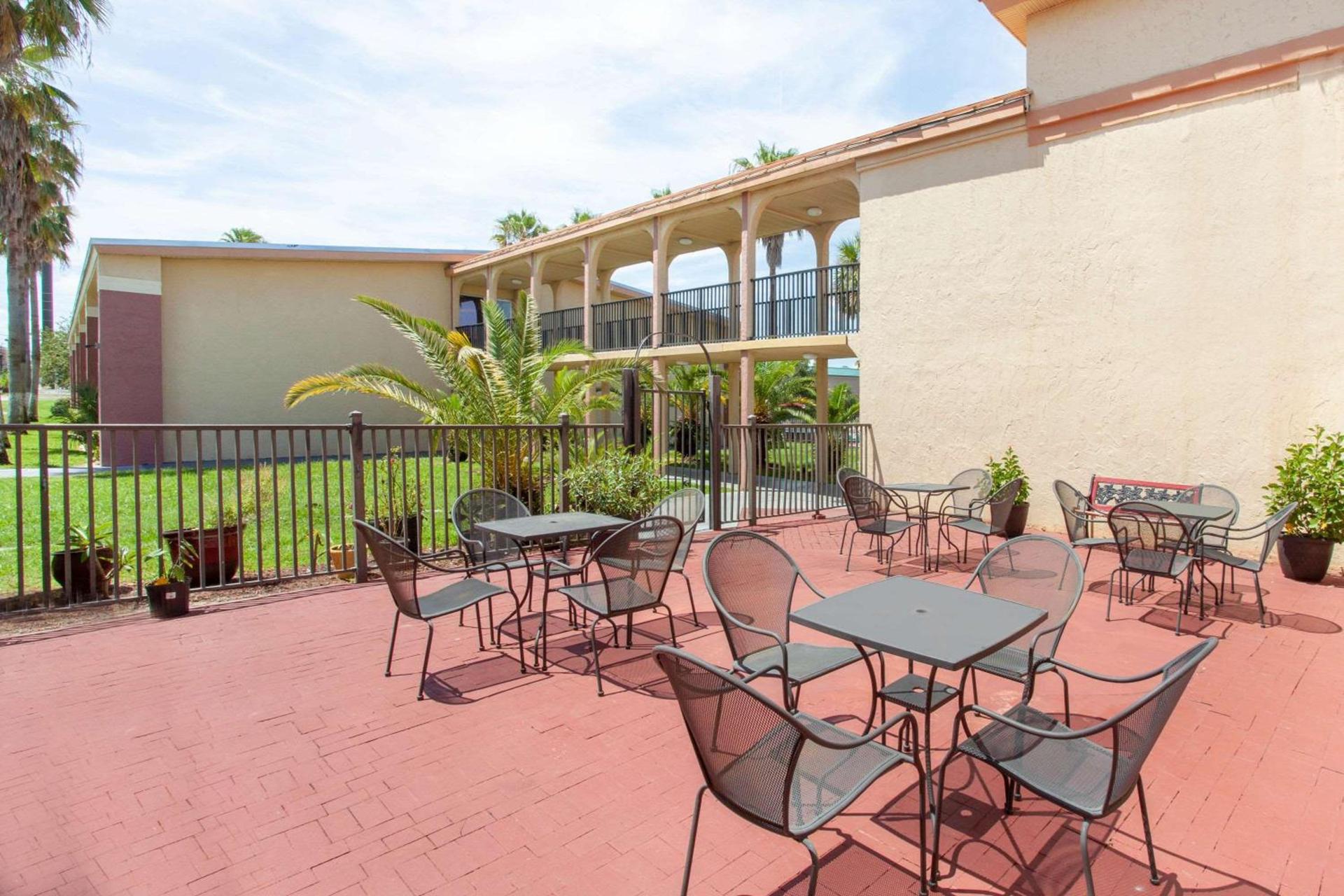 Ramada by Wyndham Davenport Orlando South photo 48