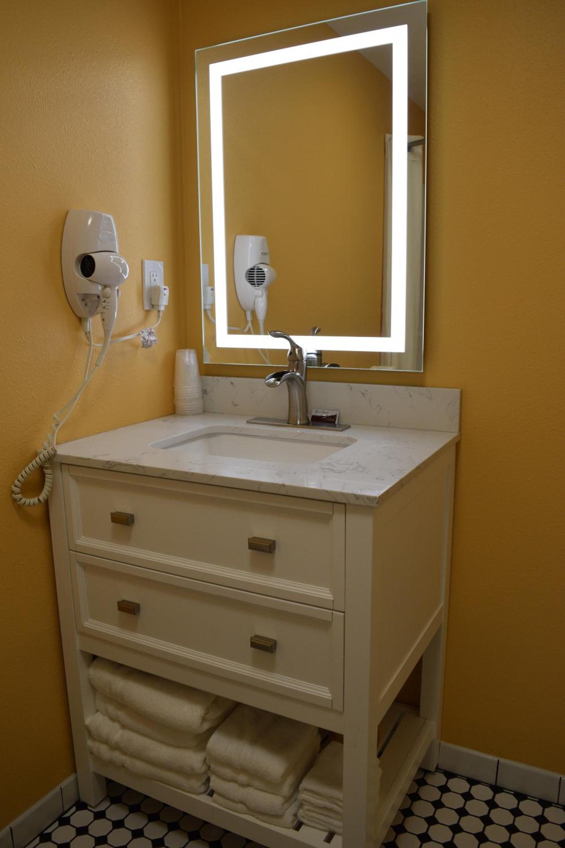 Dew Drop Inn photo 42