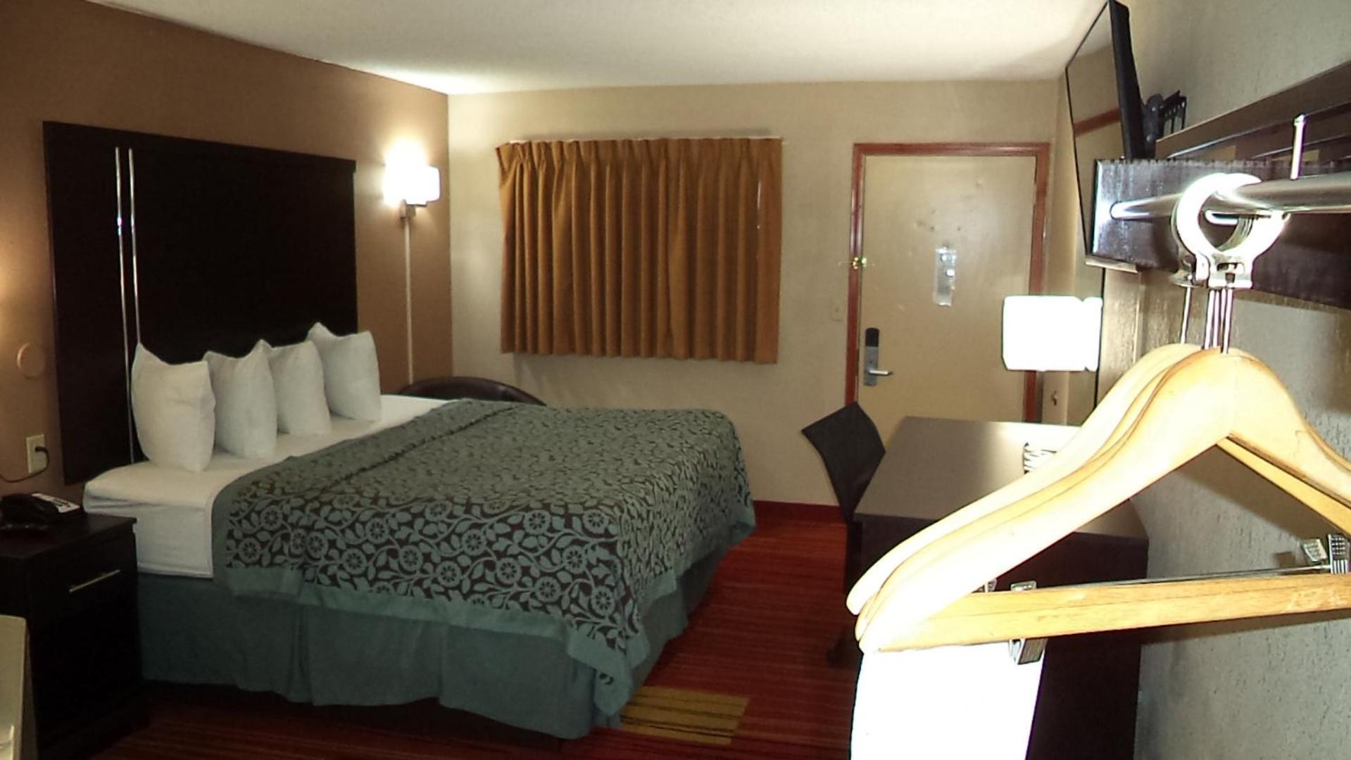 Days Inn by Wyndham Maumee/Toledo photo 17