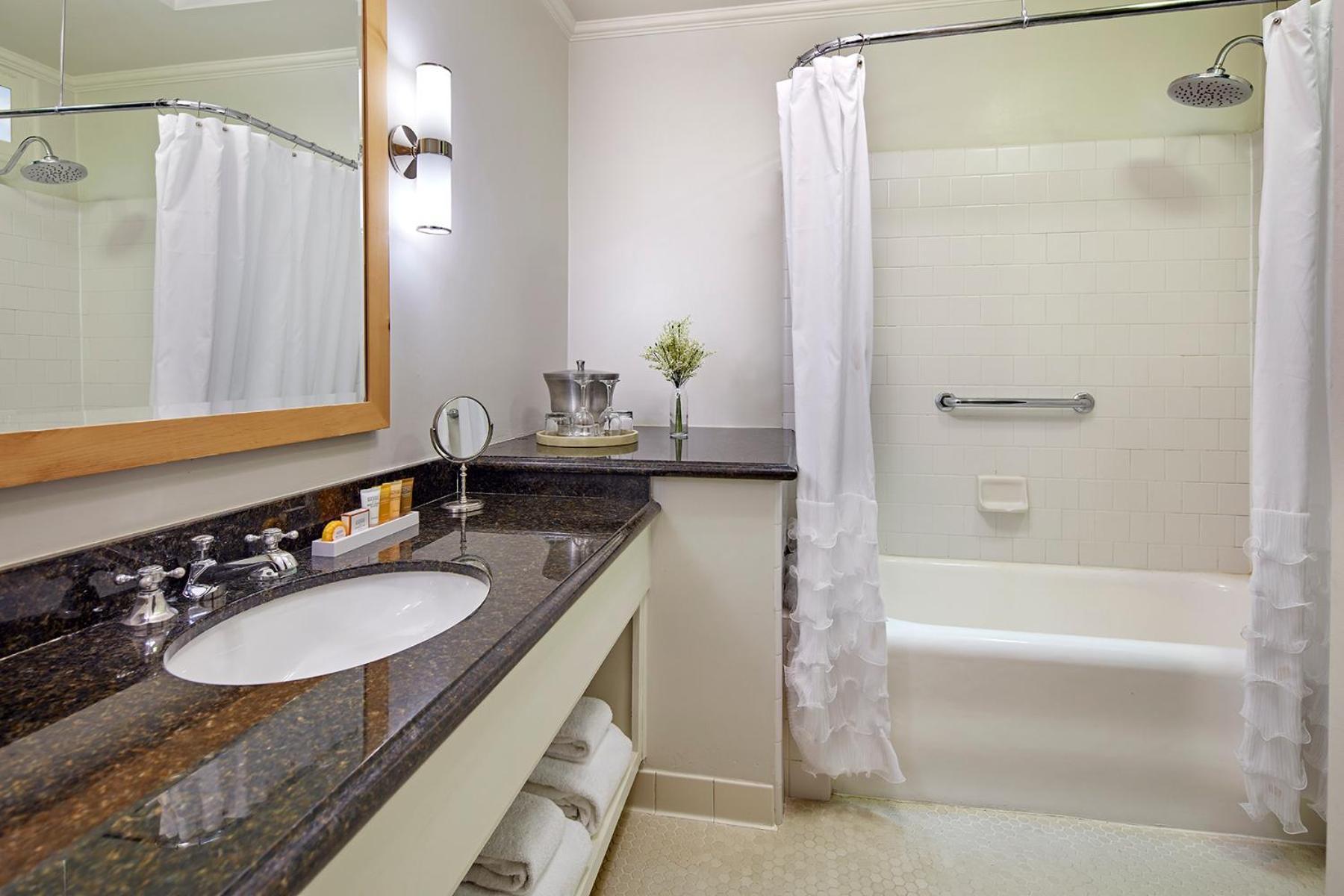 Glorietta Bay Inn photo 25
