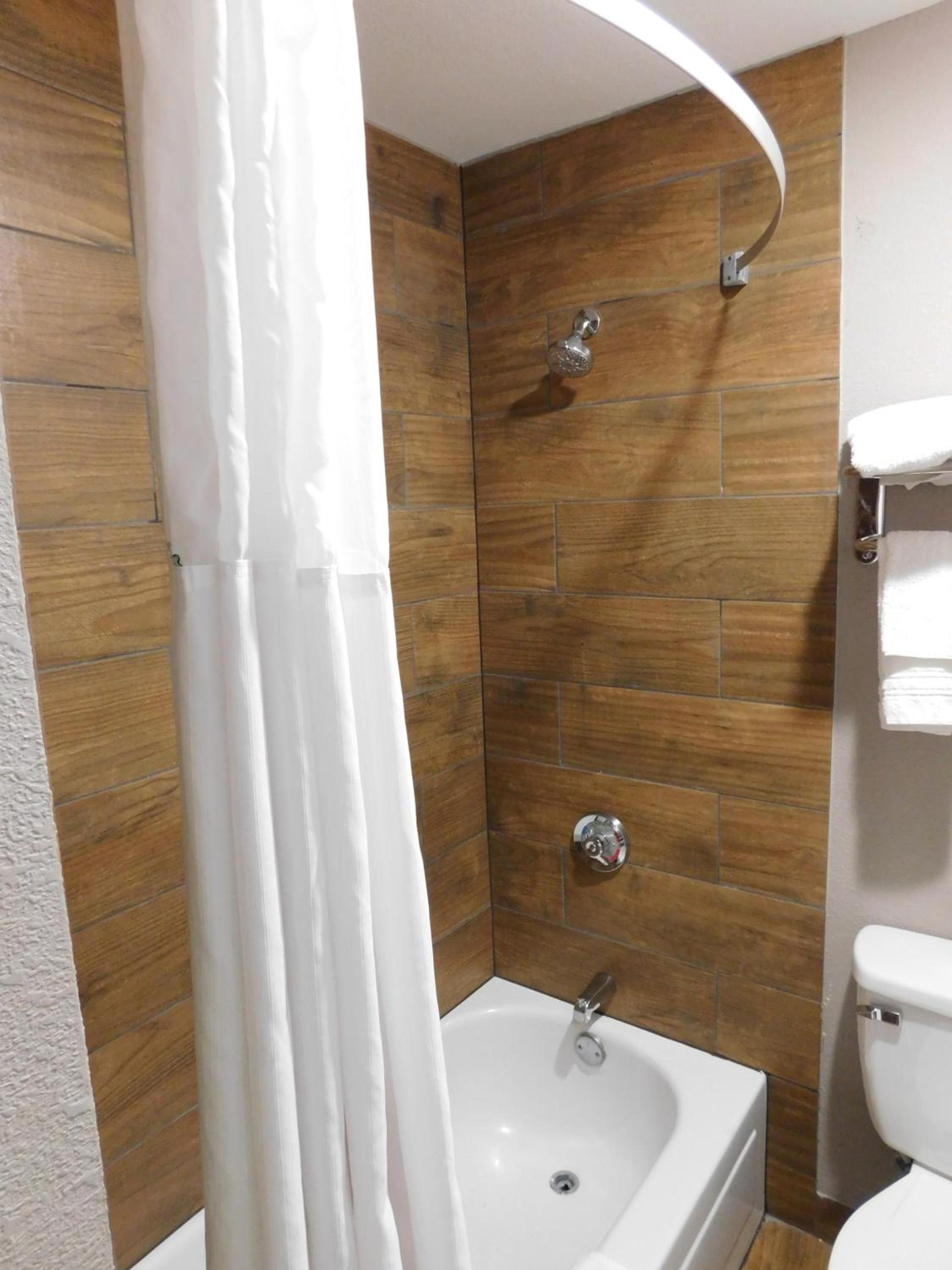 Days Inn by Wyndham West Des Moines - Clive photo 36