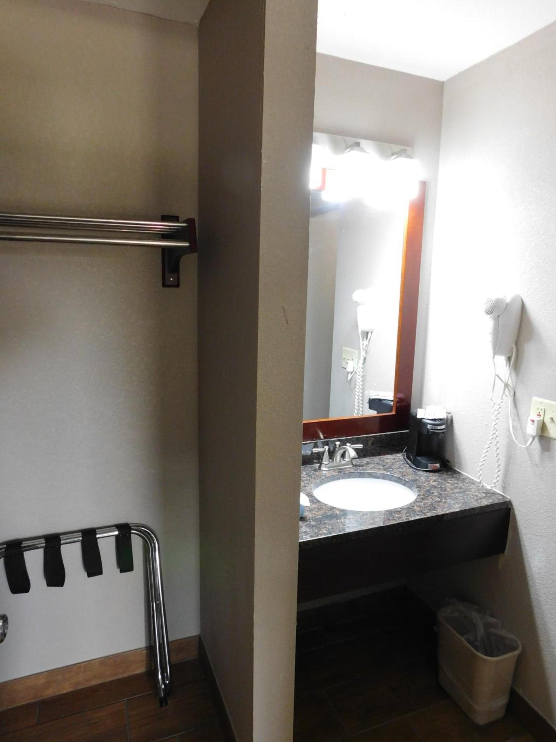 Days Inn by Wyndham West Des Moines - Clive photo 37