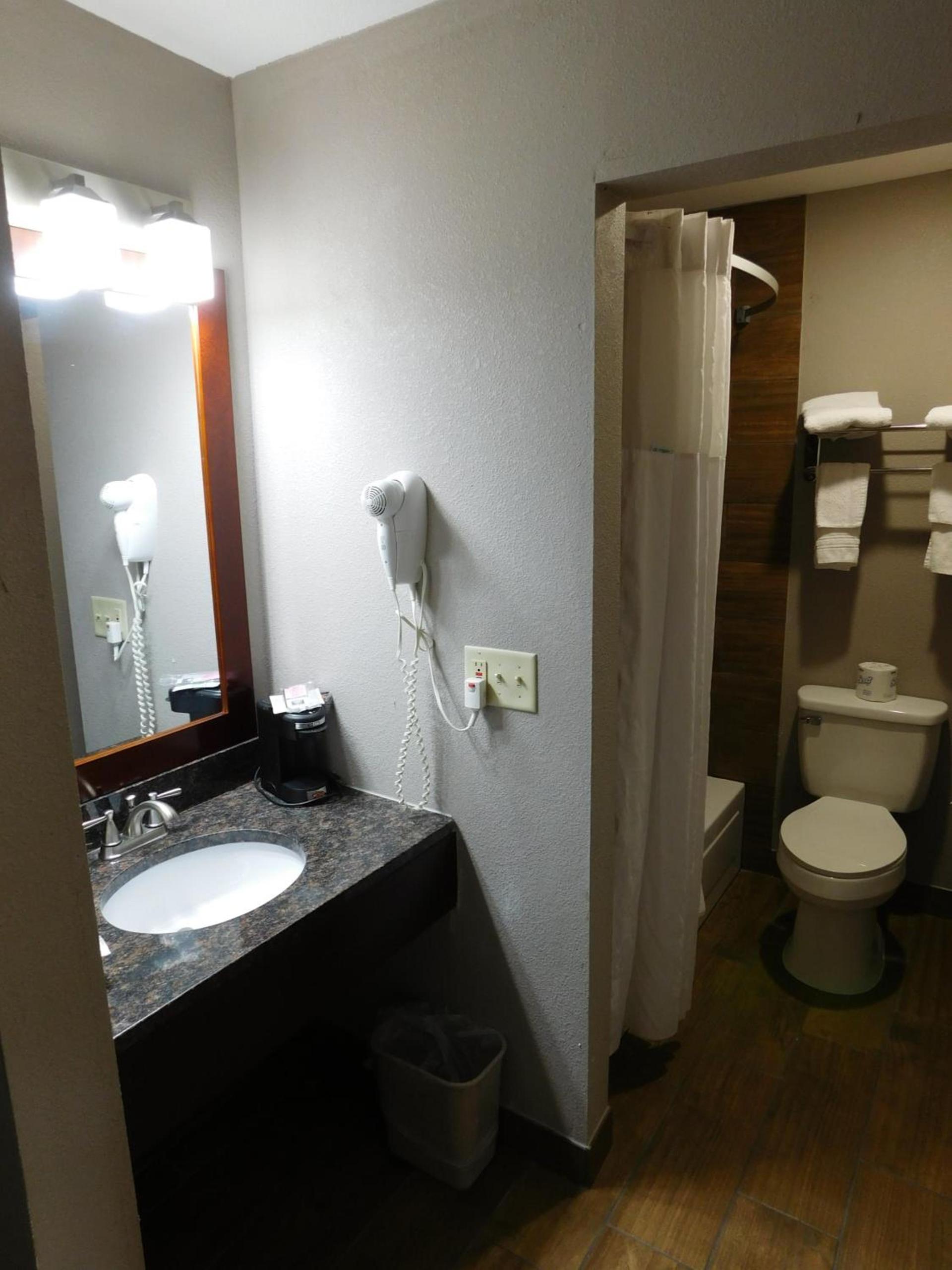 Days Inn by Wyndham West Des Moines - Clive photo 38