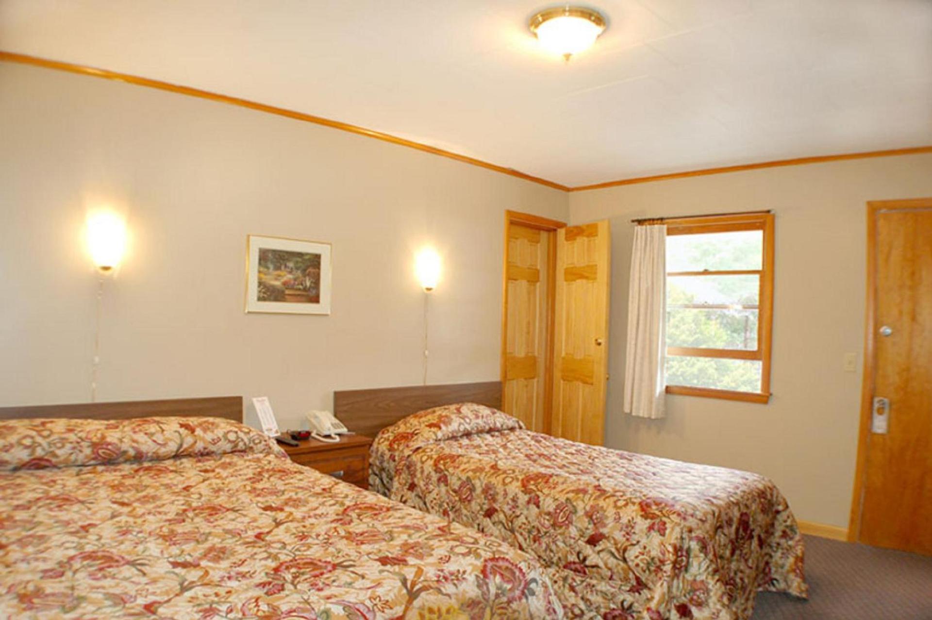 Fran Cove Motel photo 59