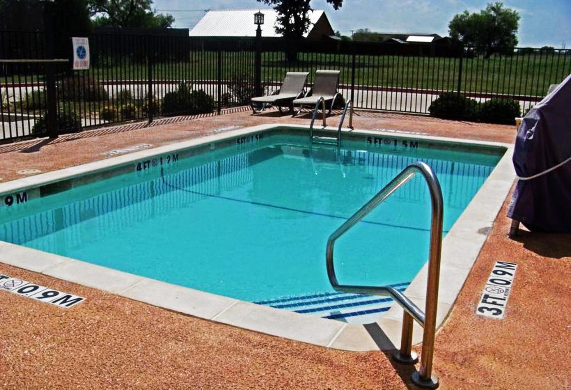 Days Inn & Suites by Wyndham Mineral Wells photo 22