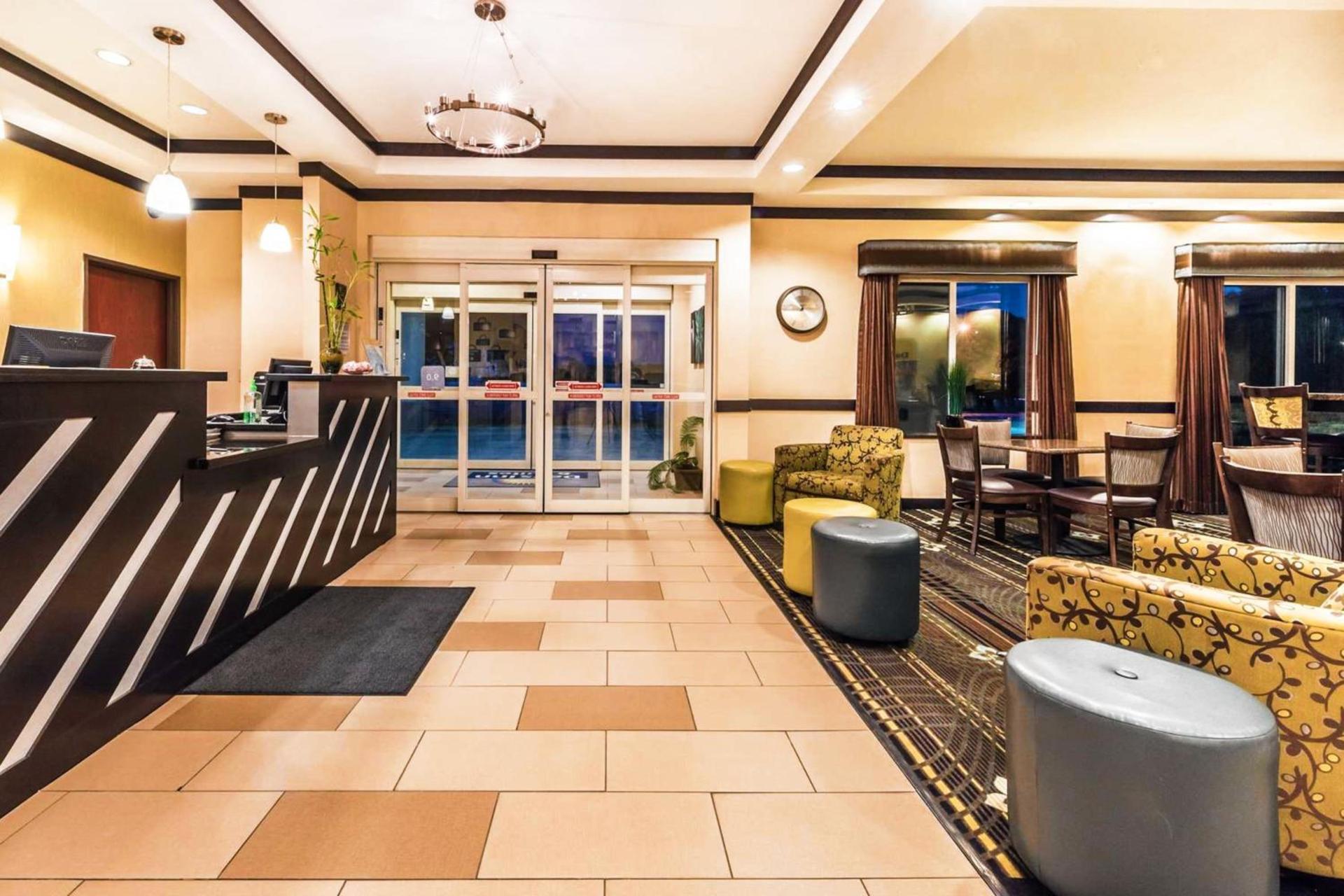 Days Inn & Suites by Wyndham Mineral Wells photo 18