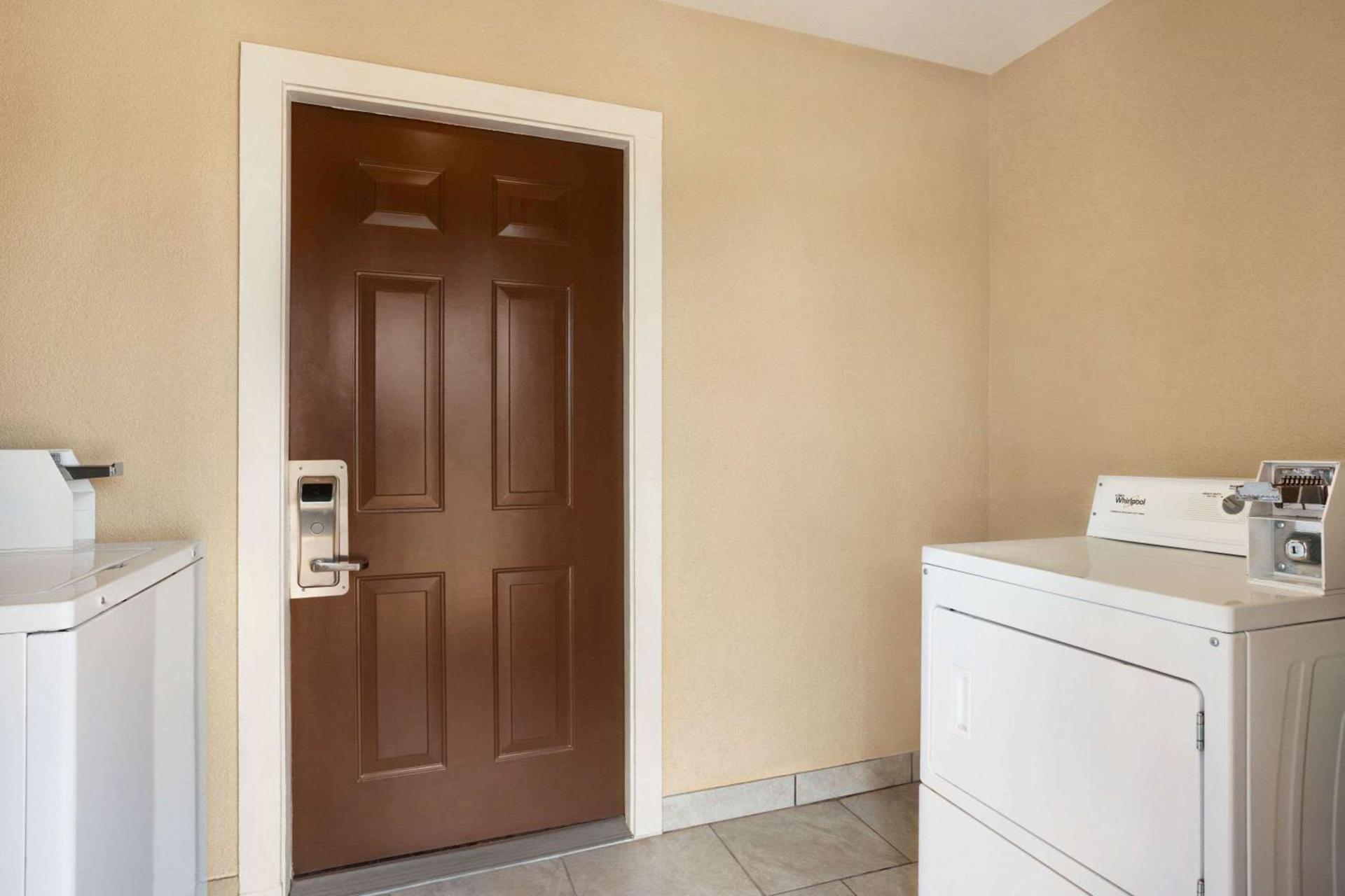 Super 8 by Wyndham Corsicana photo 4