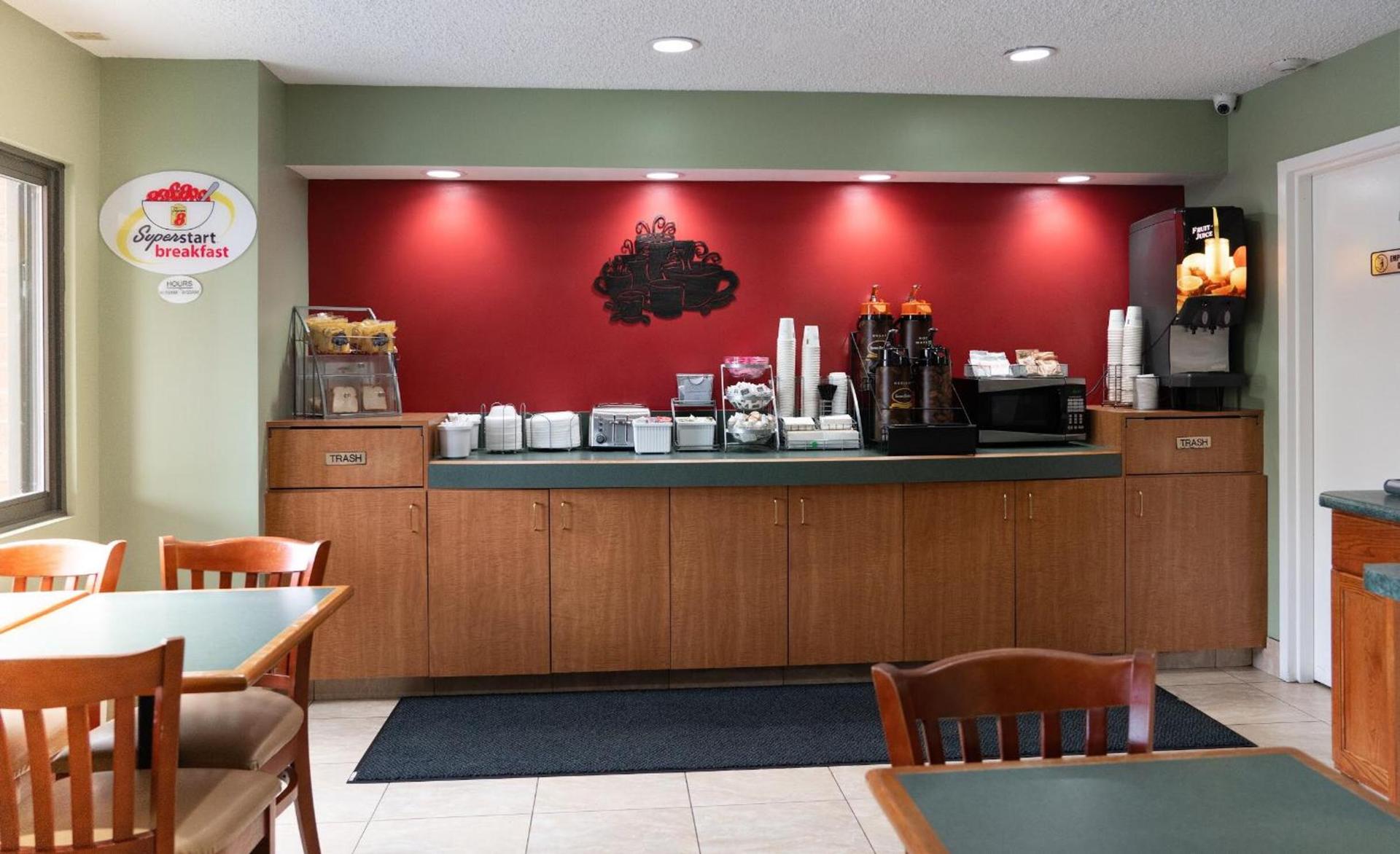 Super 8 by Wyndham Elgin photo 14