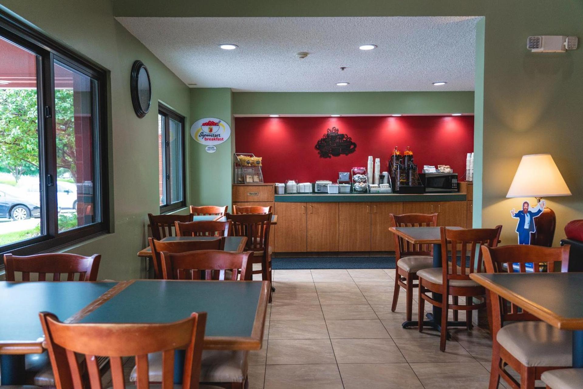 Super 8 by Wyndham Elgin photo 12