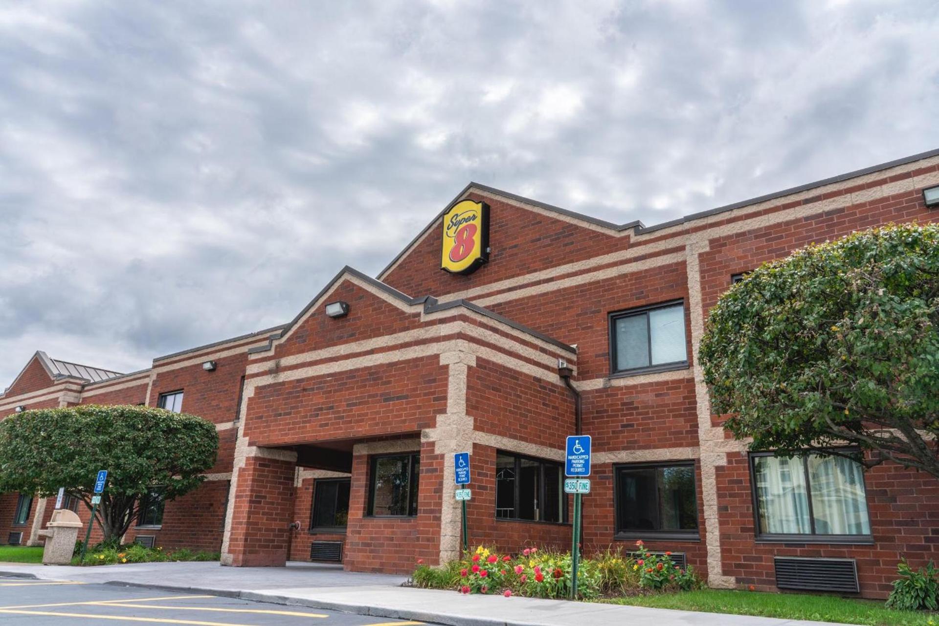 Super 8 by Wyndham Elgin photo 11