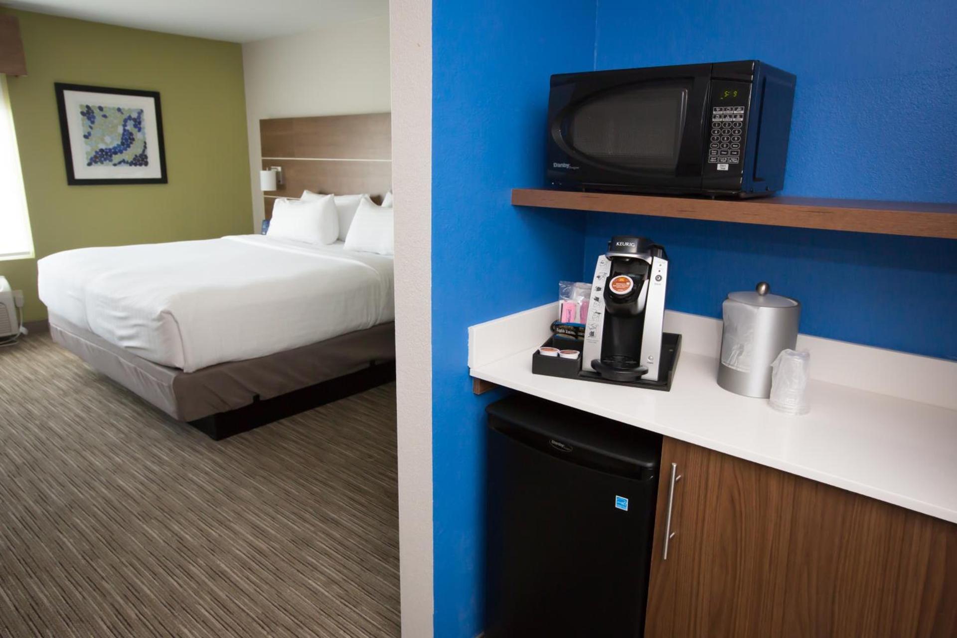 Holiday Inn Express Hotel & Suites Madison by IHG photo 3