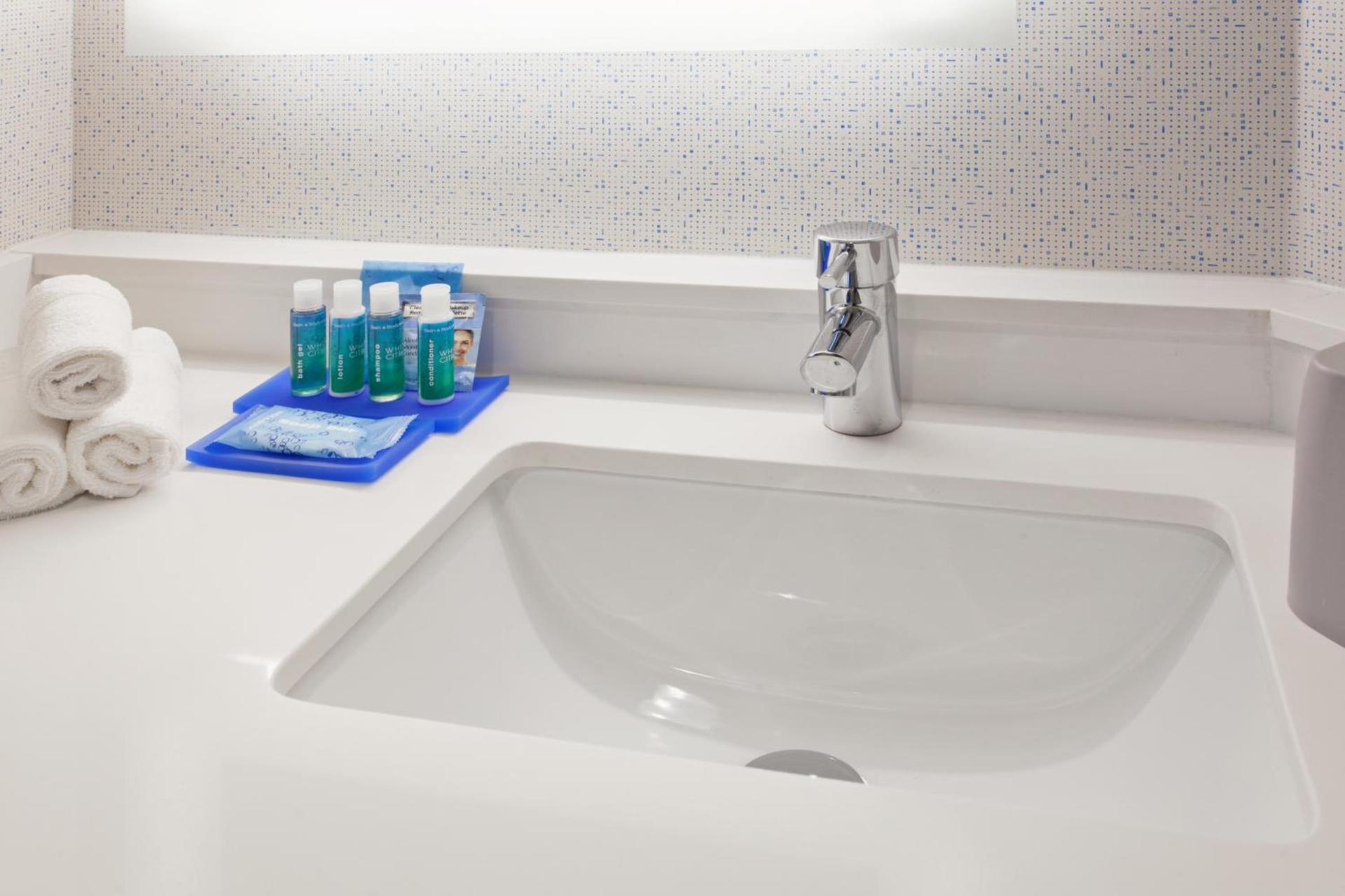 Holiday Inn Express West Los Angeles by IHG photo 2