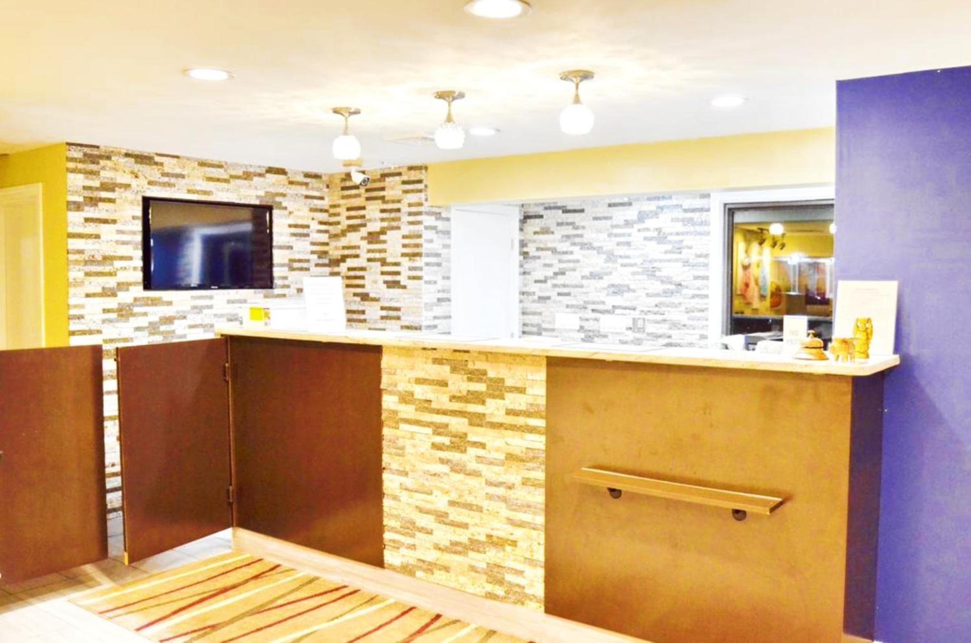 Flagship Inn & Suites photo 9