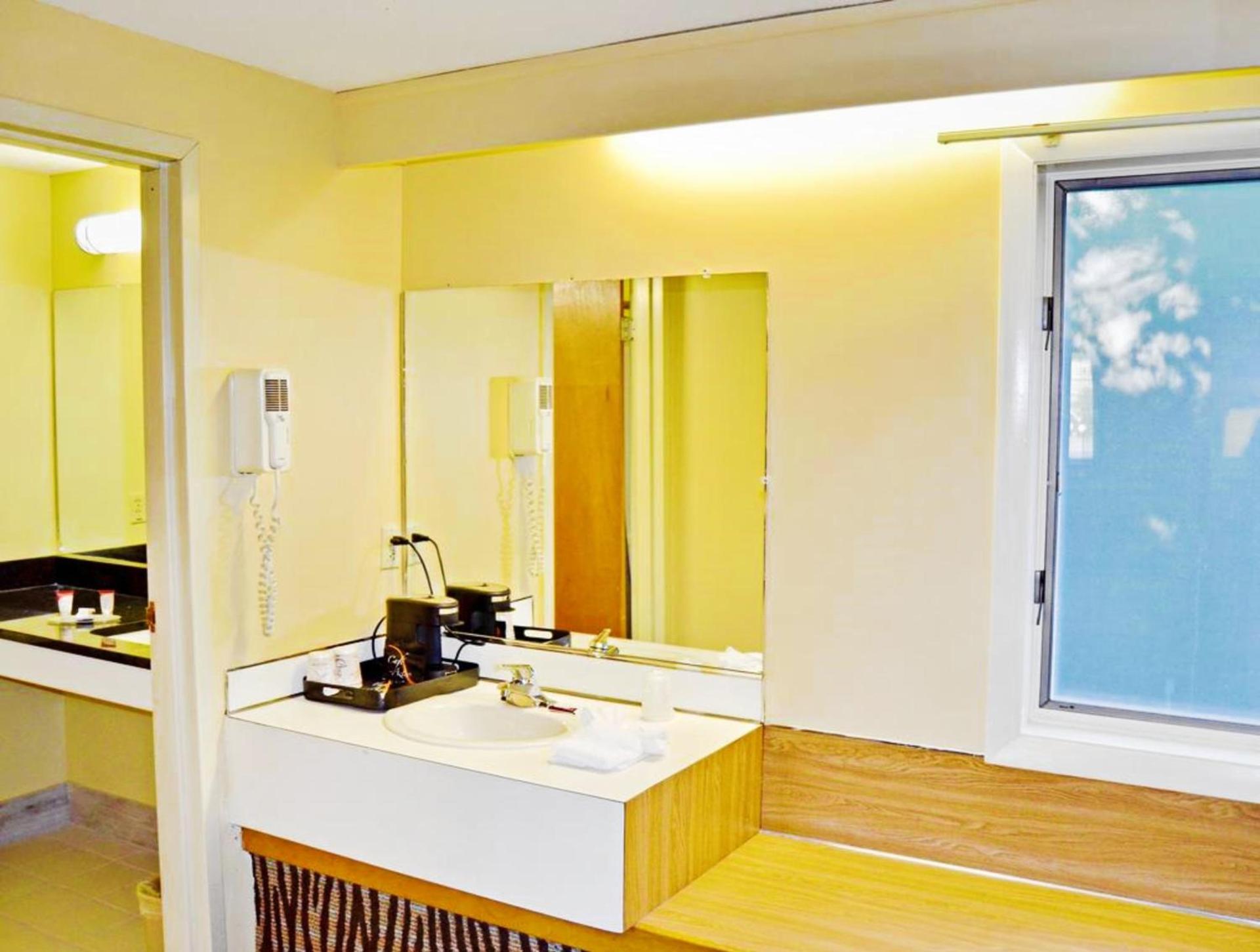 Flagship Inn & Suites photo 17