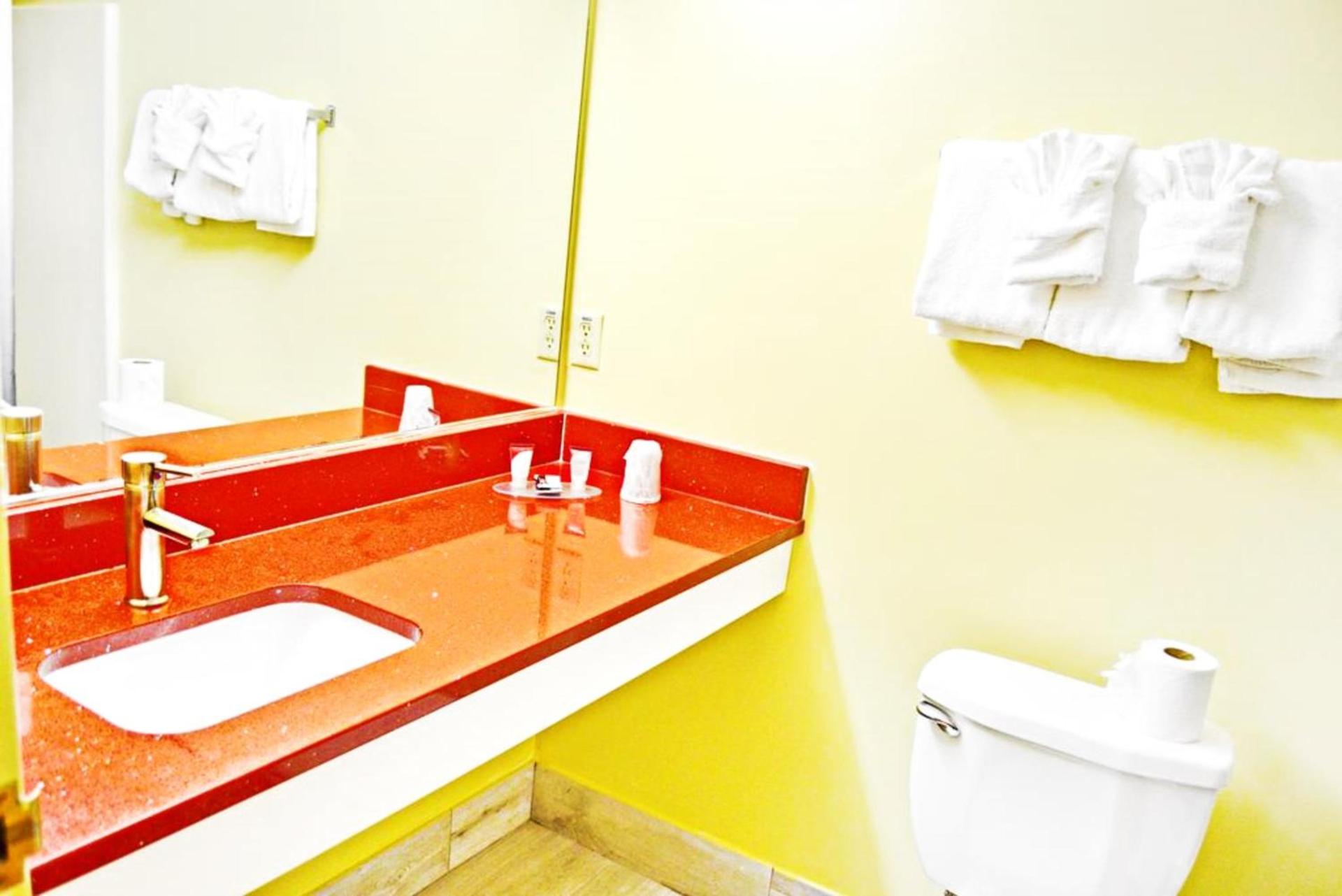 Flagship Inn & Suites photo 23