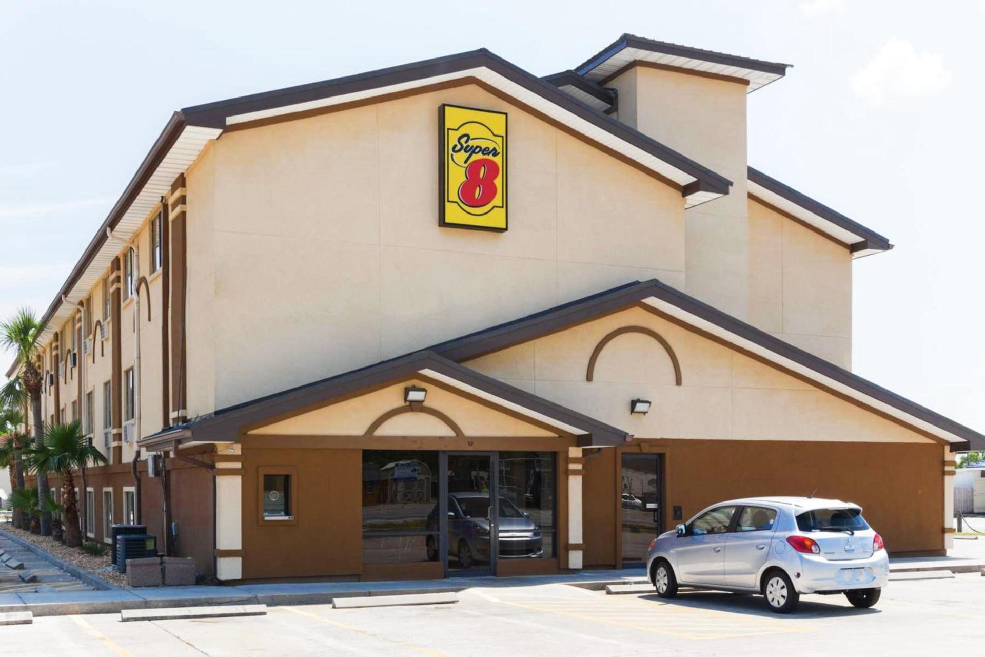 Super 8 by Wyndham Brunswick/St Simons Island Area photo 1