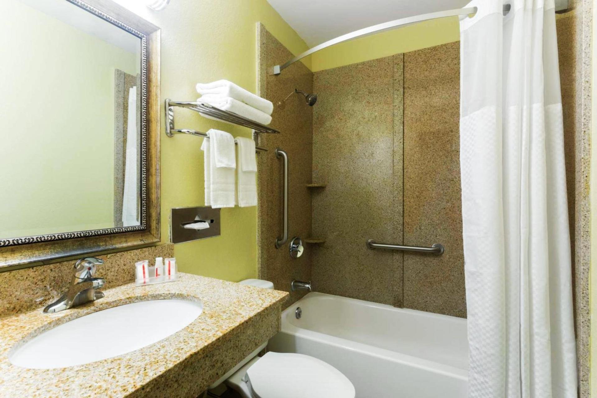 Super 8 by Wyndham Brunswick/St Simons Island Area photo 10