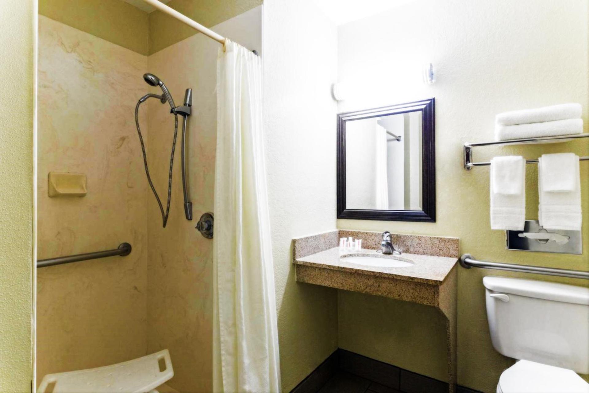 Super 8 by Wyndham Brunswick/St Simons Island Area photo 15