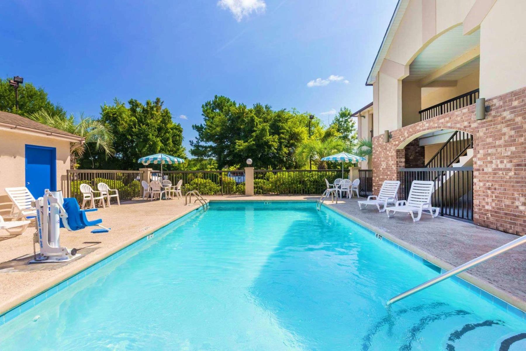 Howard Johnson by Wyndham Savannah GA photo 11