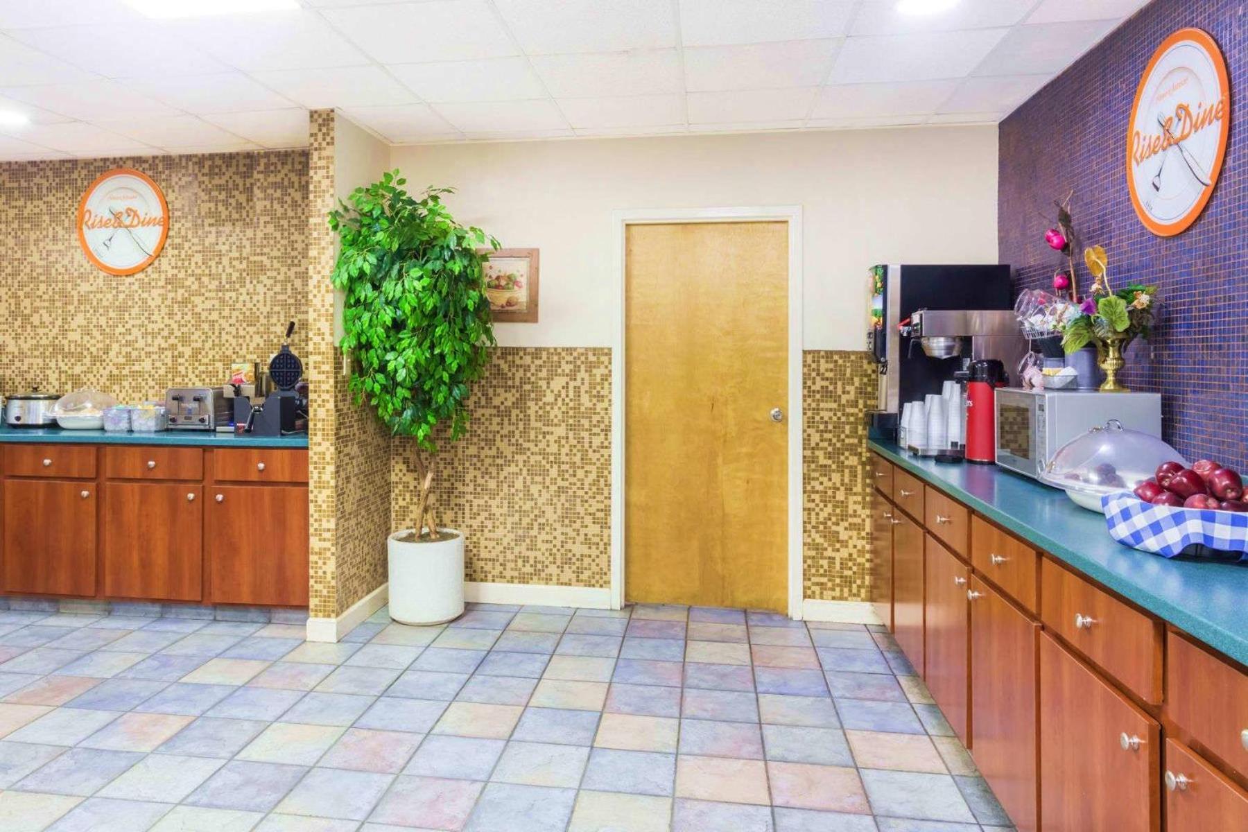 Howard Johnson by Wyndham Savannah GA photo 31