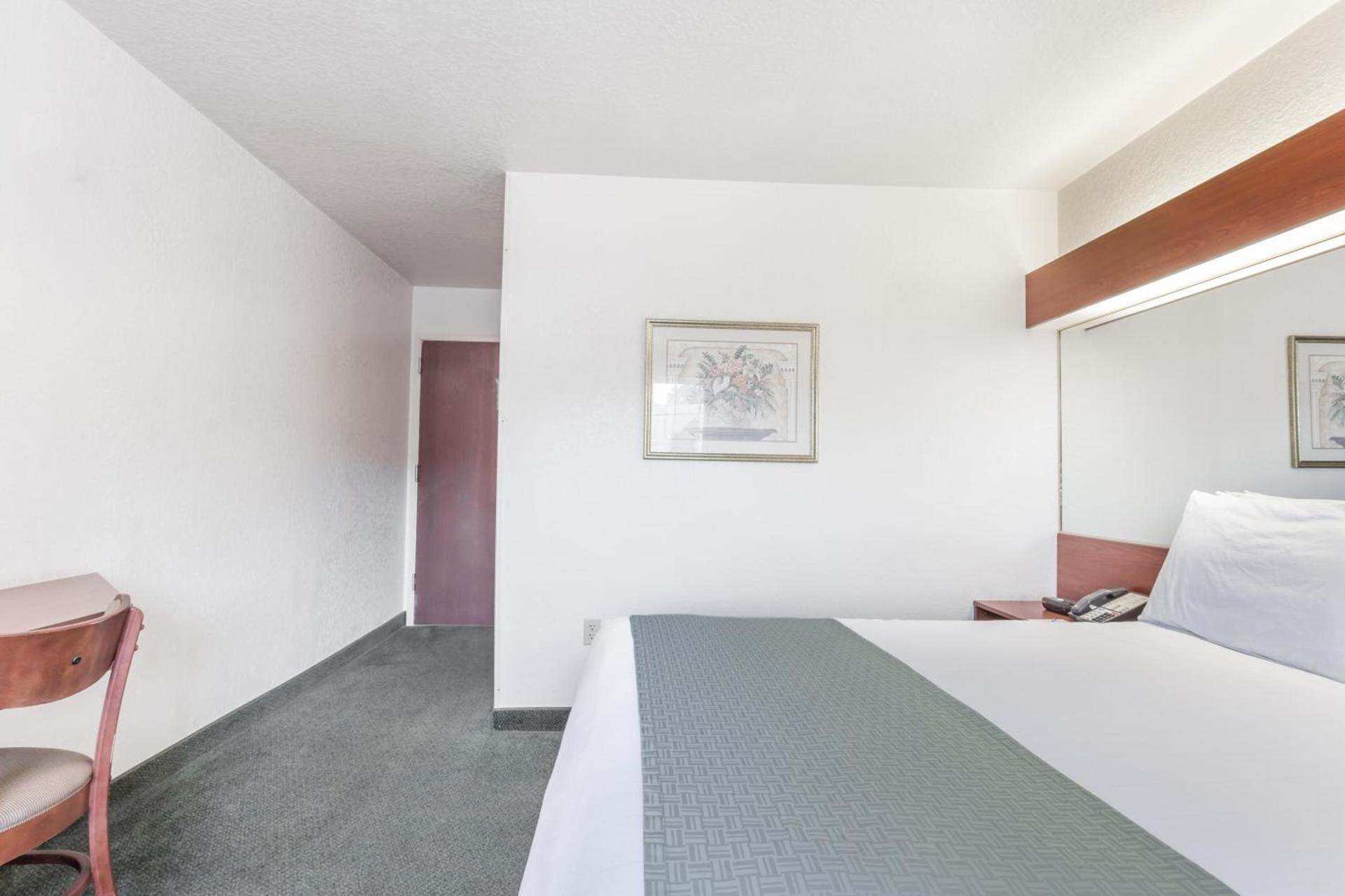 Microtel Inn & Suites Marianna photo 19