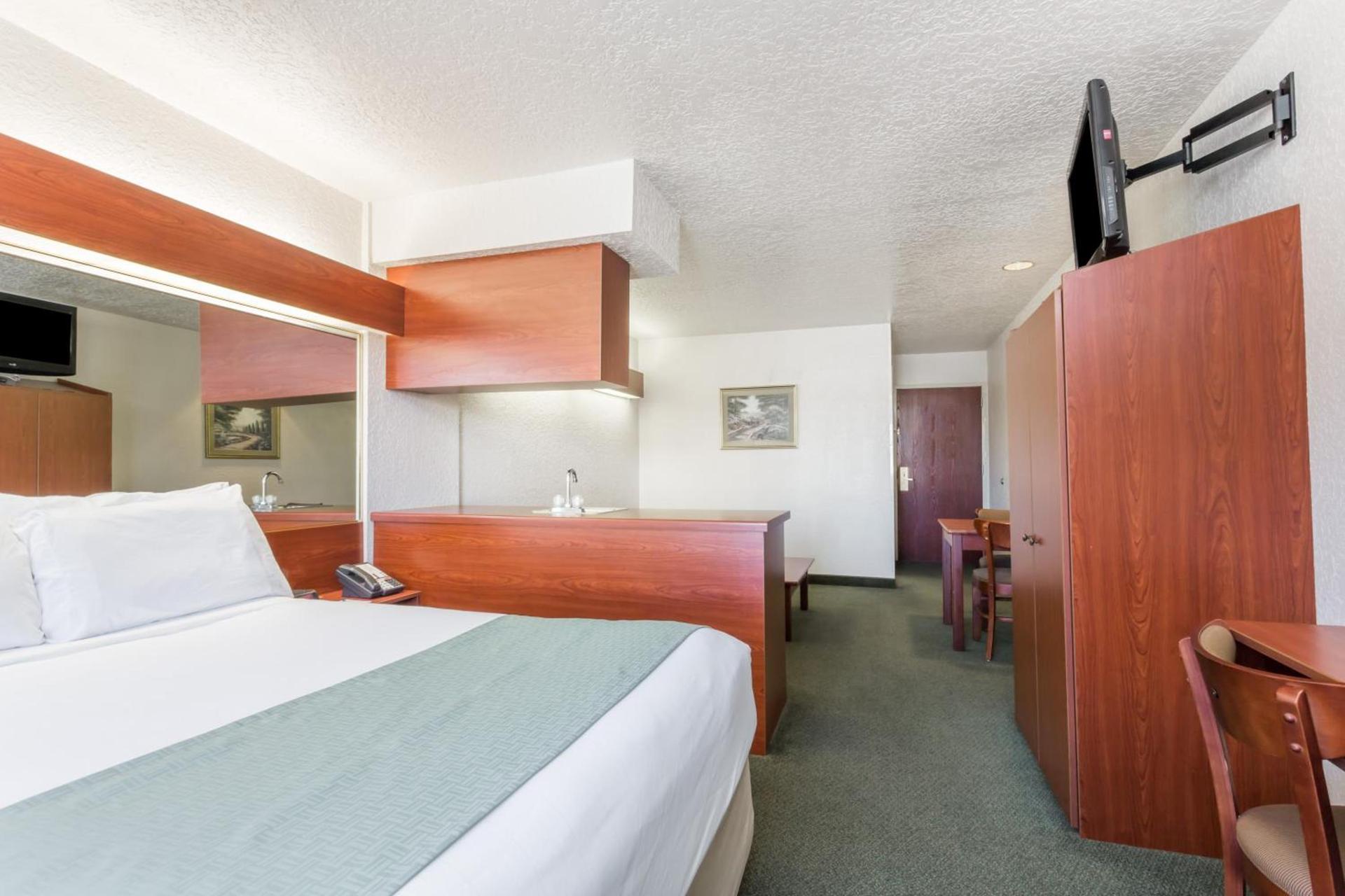 Microtel Inn & Suites Marianna photo 26