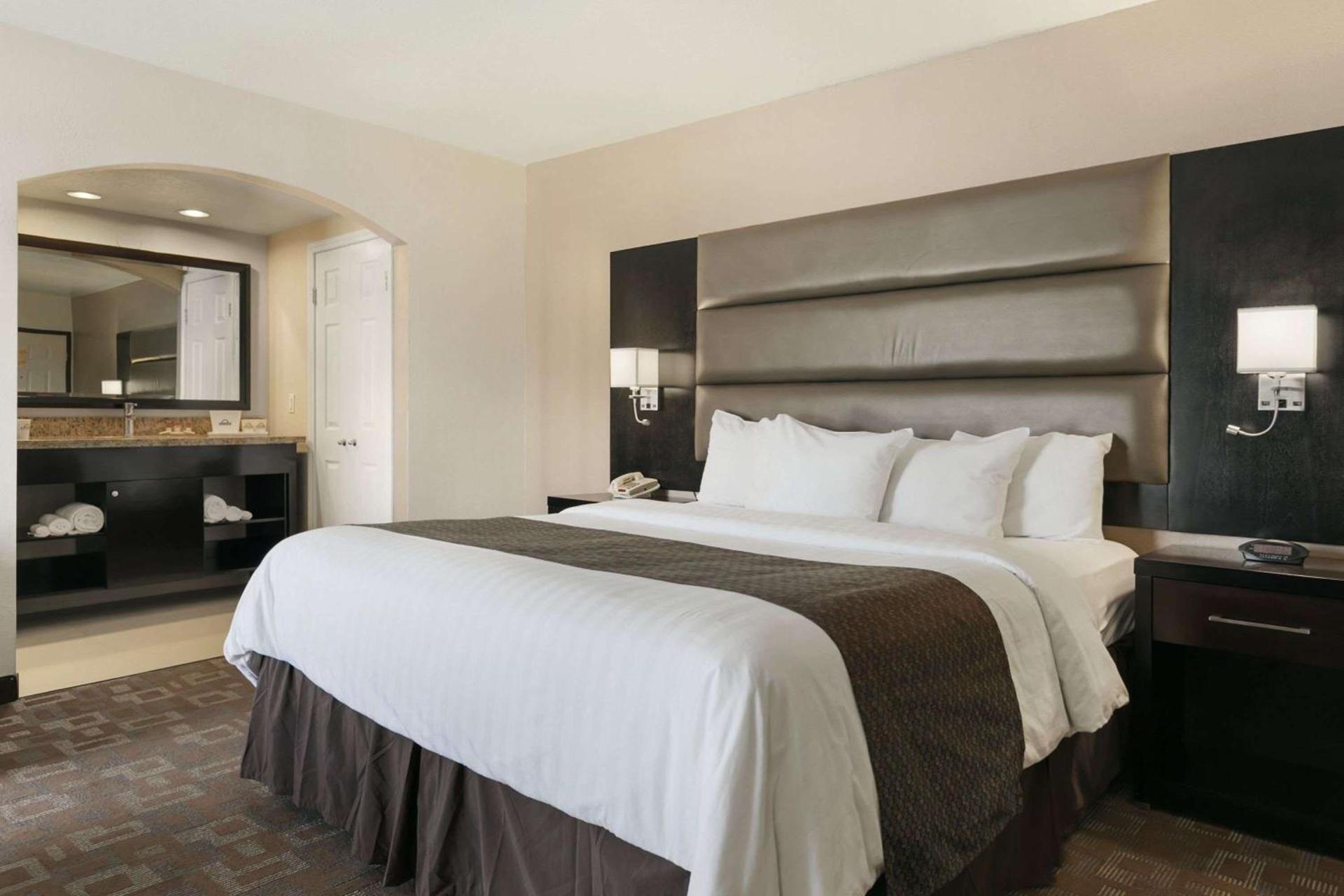 Days Inn by Wyndham Downey photo 4