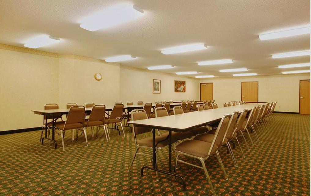 Syracuse Inn and Suites photo 13