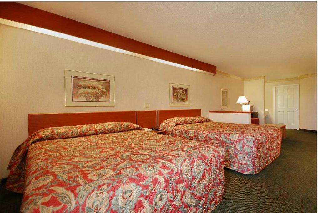 Syracuse Inn and Suites photo 16