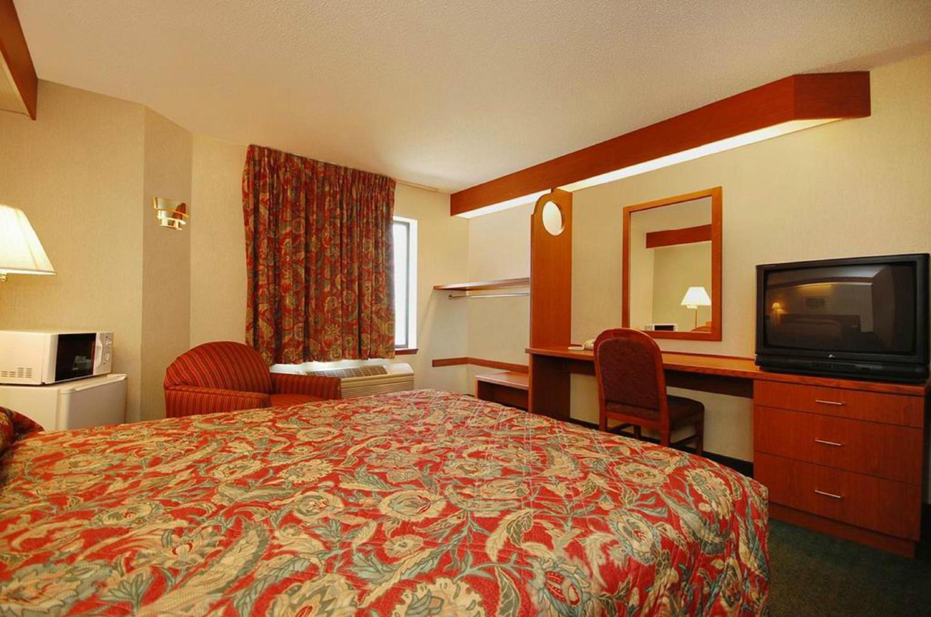 Syracuse Inn and Suites photo 4