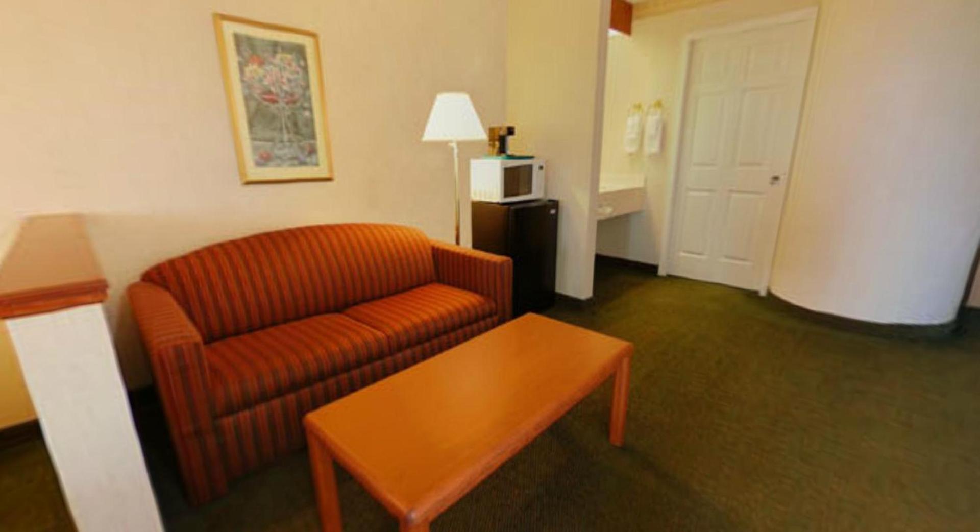 Syracuse Inn and Suites photo 15