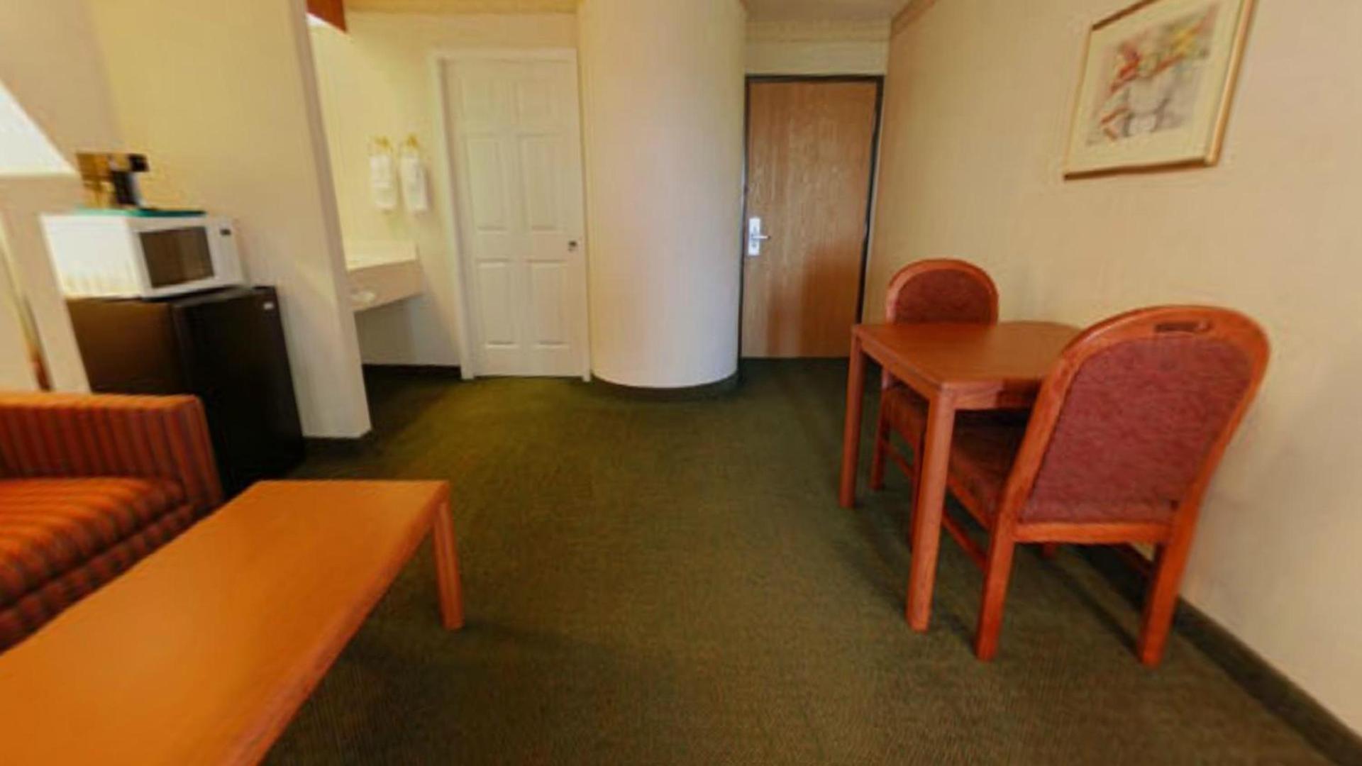 Syracuse Inn and Suites photo 8