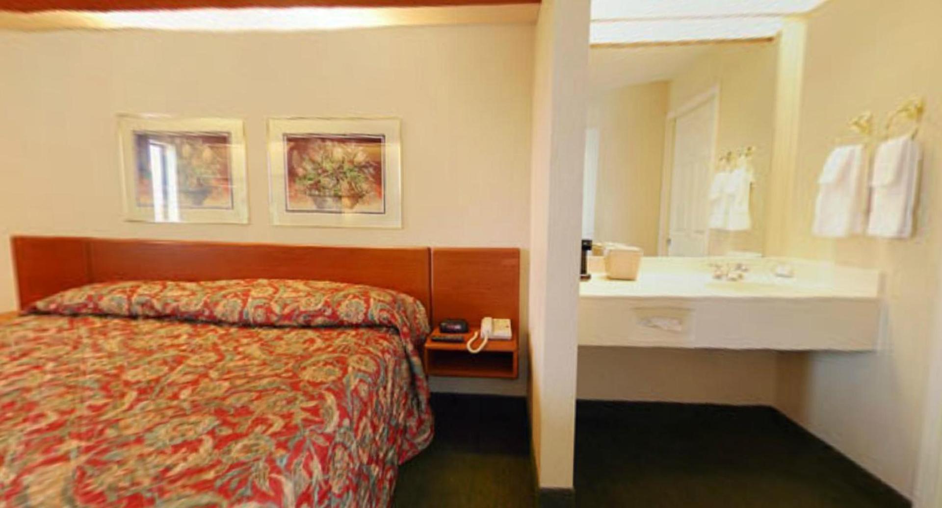 Syracuse Inn and Suites photo 12