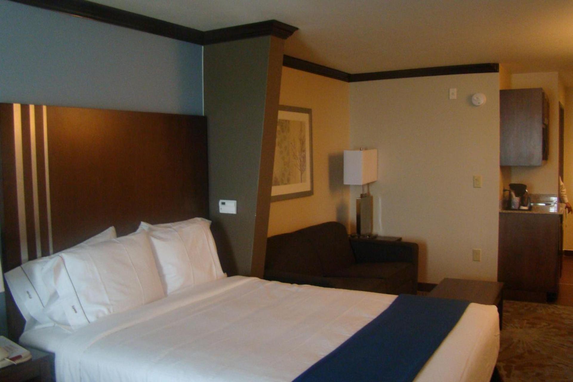 Holiday Inn Express & Suites San Antonio NW near SeaWorld by IHG photo 6