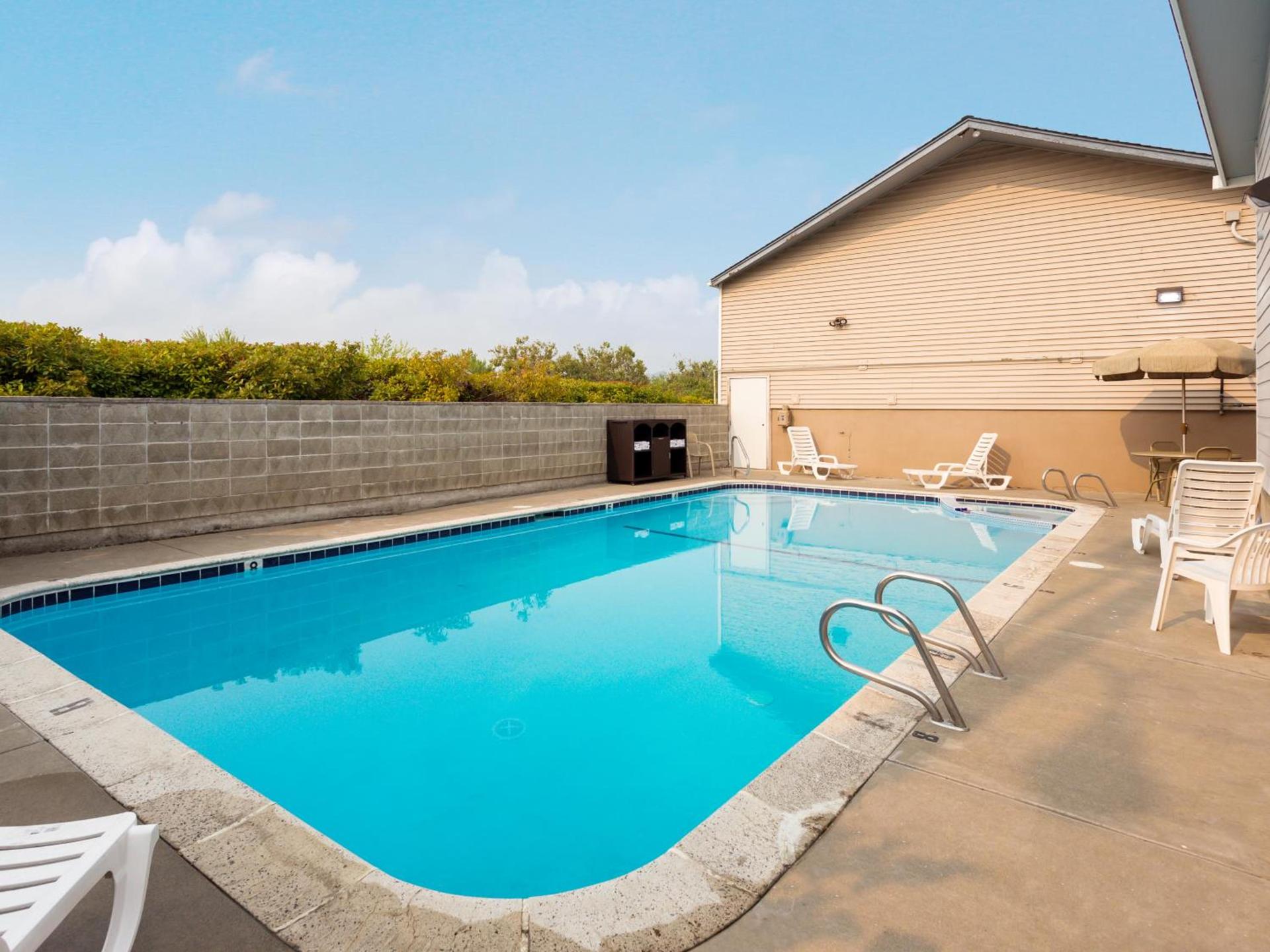 Red Lion Inn & Suites Grants Pass photo 3